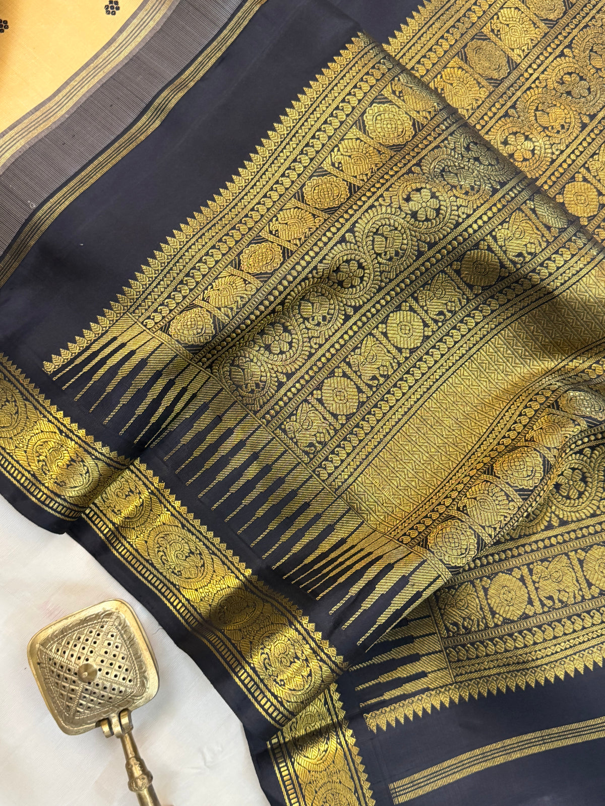 Vintage style thread Butta  Kai Korvai / pure Zari Kanjipuram silk
