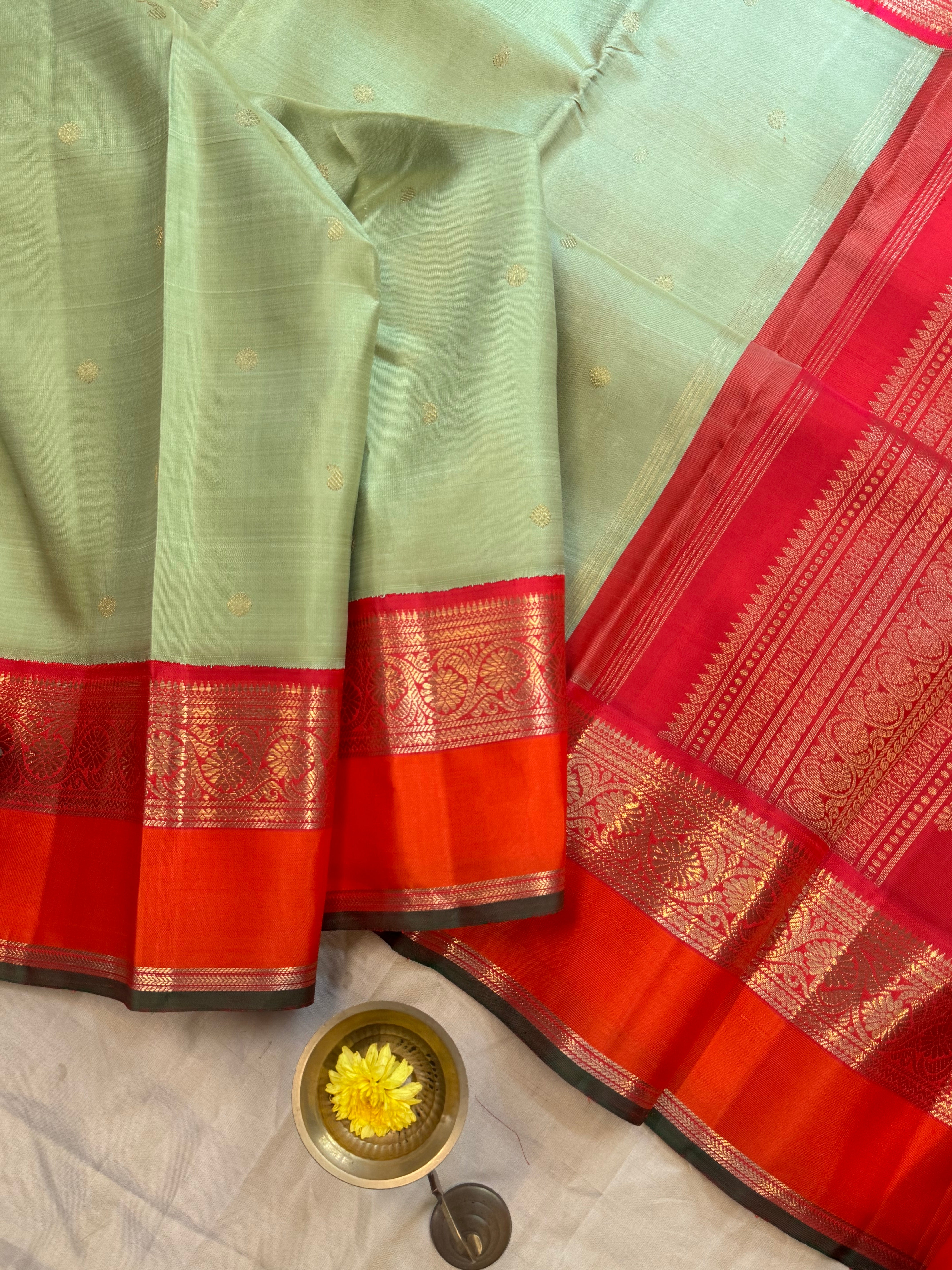 Pista green kaal erangina border Korvai kanjipuram silk.