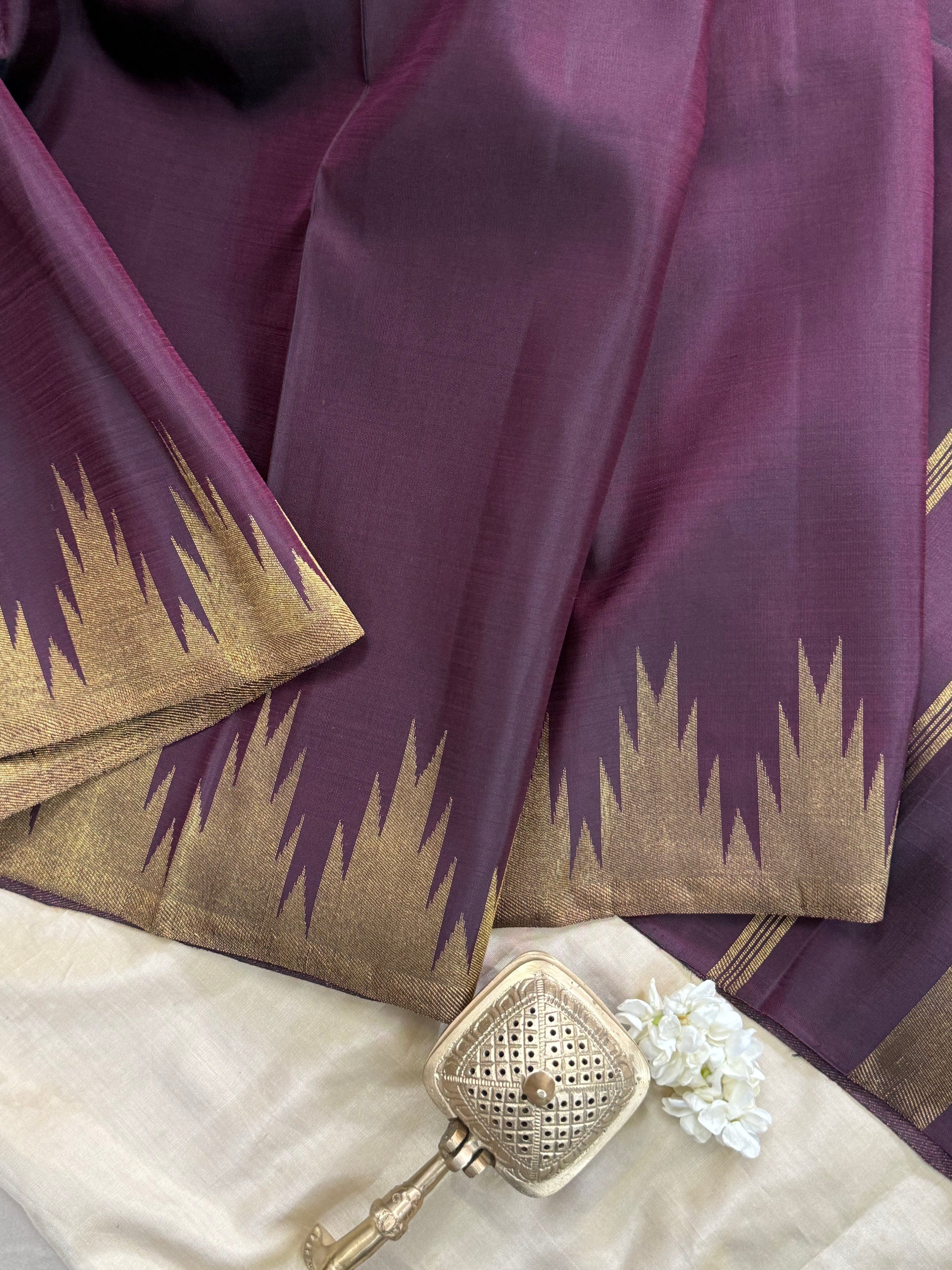 Deep pakku shot black 8 kol temple border/ Kanjipuram silk CLSA2092