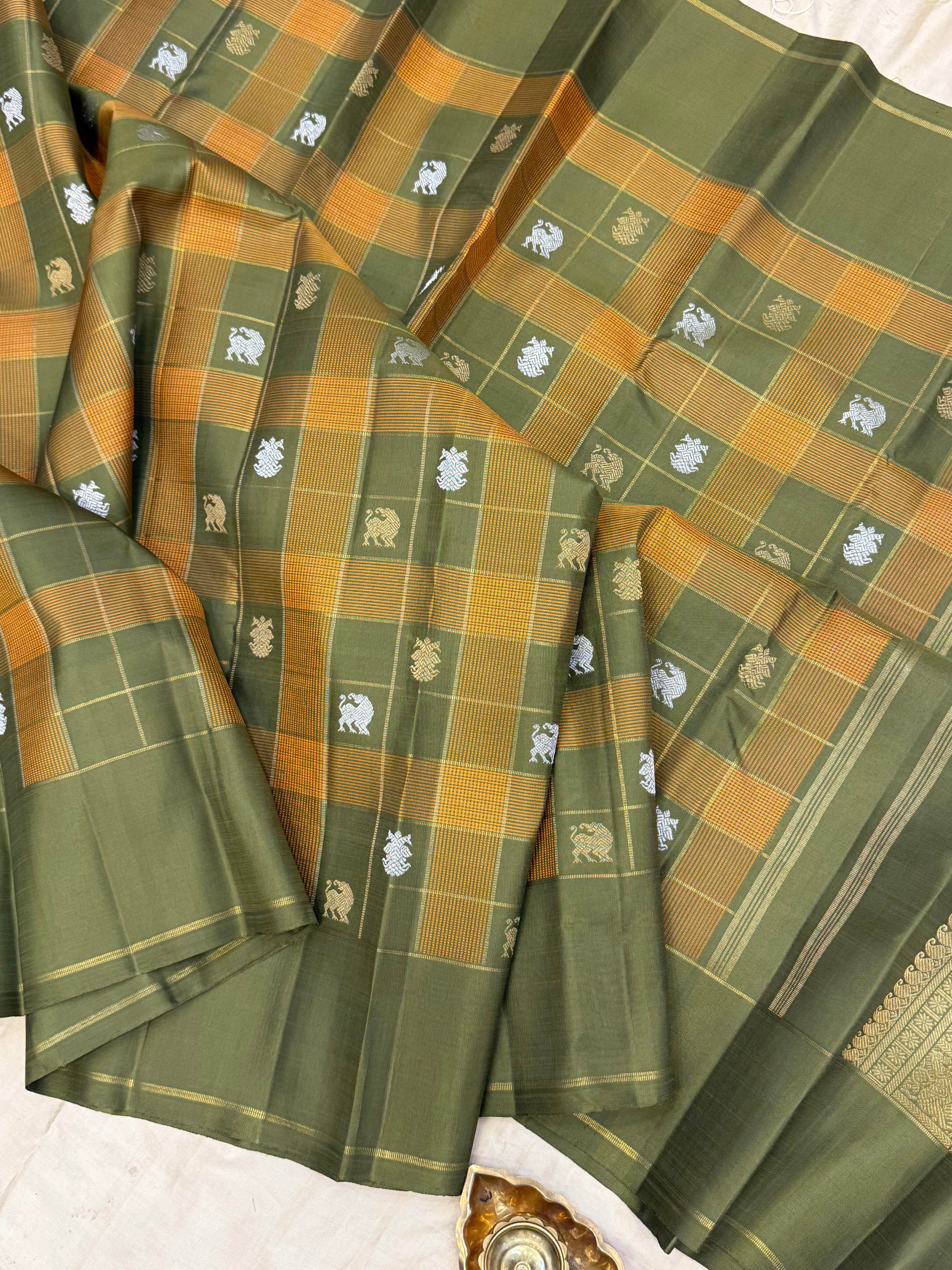 Olive green Muthu Kattam / kanjipuram silk saree CLSA10777