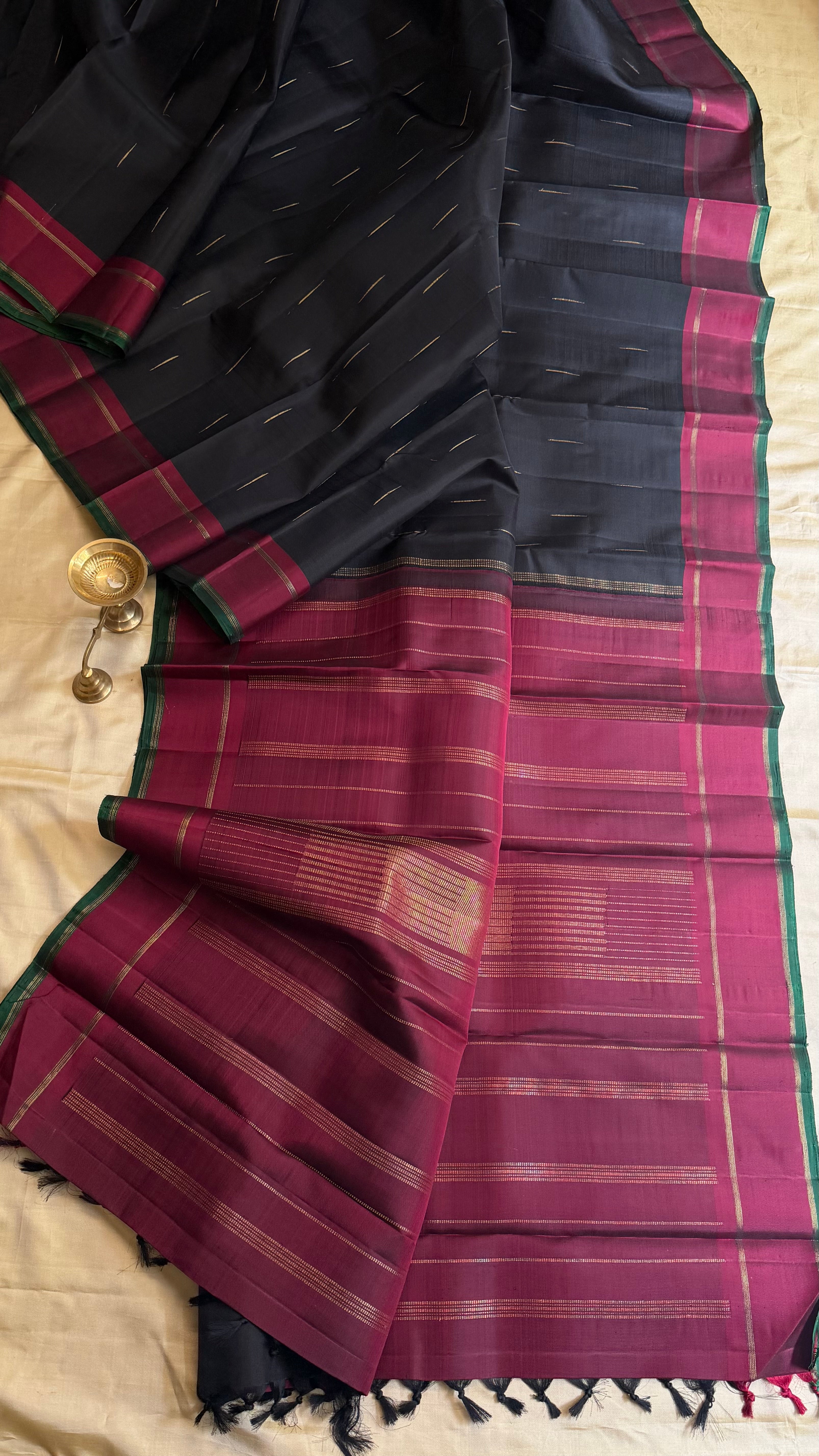 Vizhli: Black malli moggu     / Kanjipuram silk