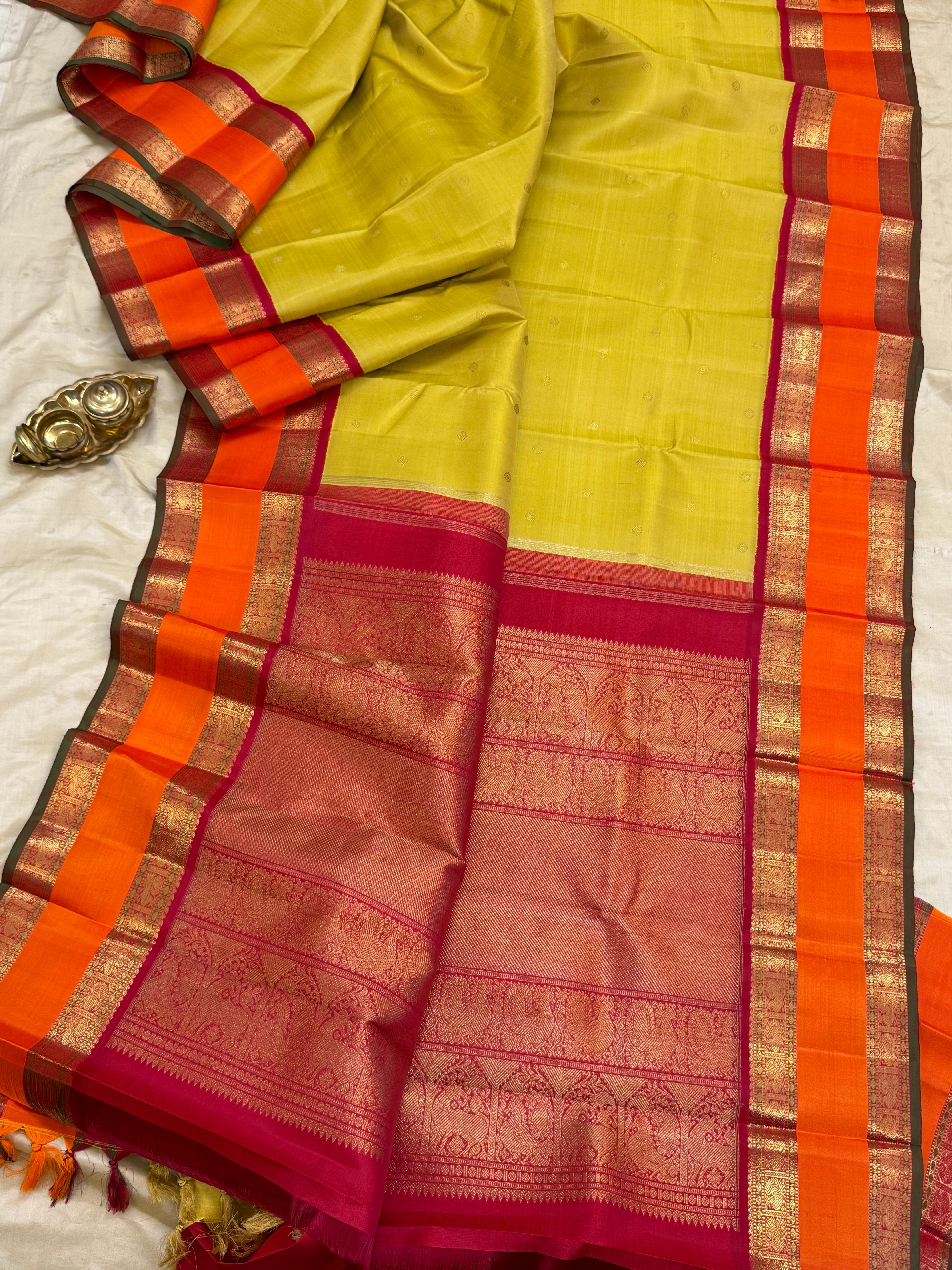 Light pastel yellow retta pet Korvai  Kanjipuram silk