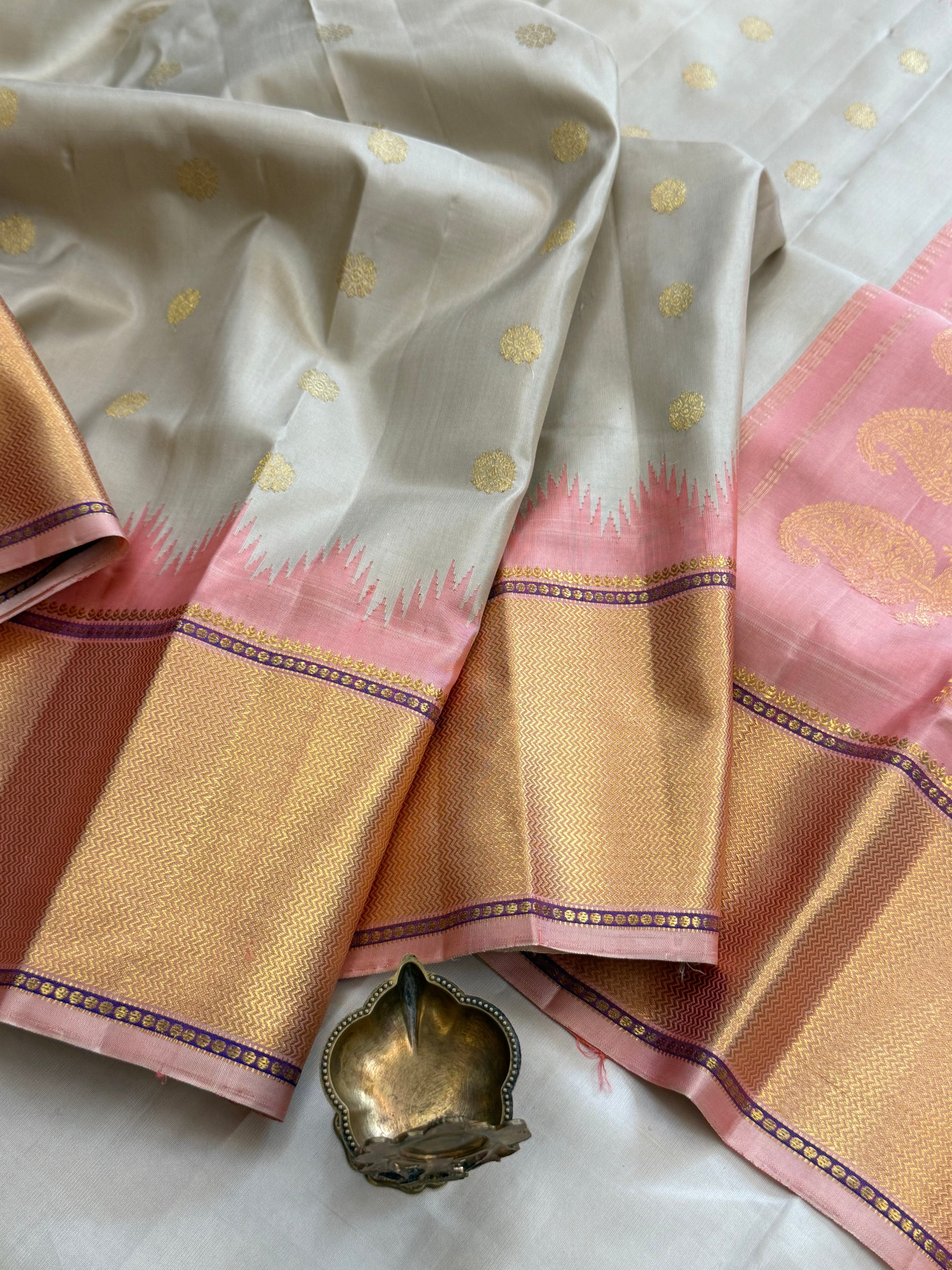 Cream body Butta with baby pink border/ Gadwal silk CLSA11305