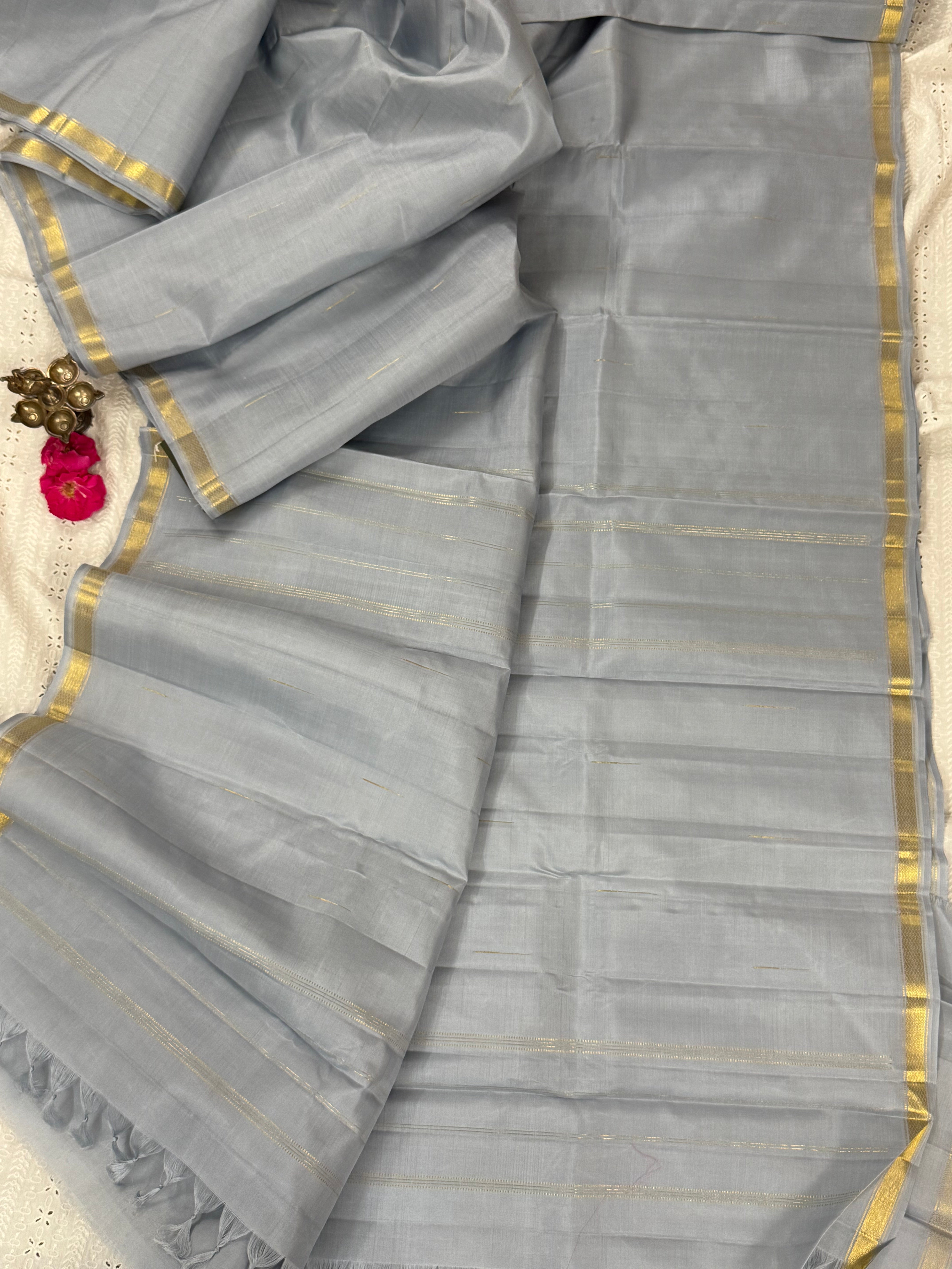 Silvery grey malli moggu small border/ Arani silk