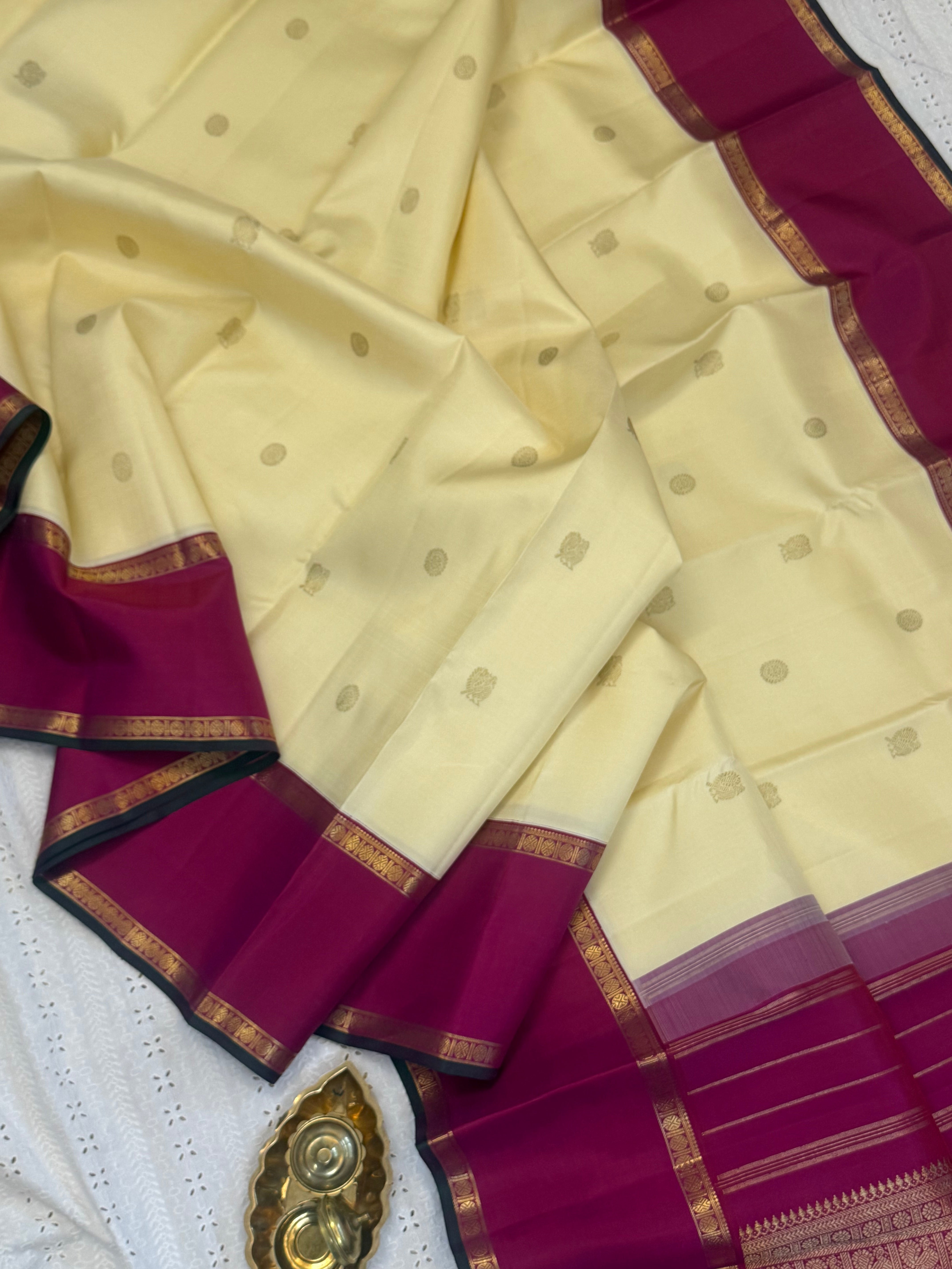 Cream body chakram Butta with retta pet Korvai / kanjipuram silk saree