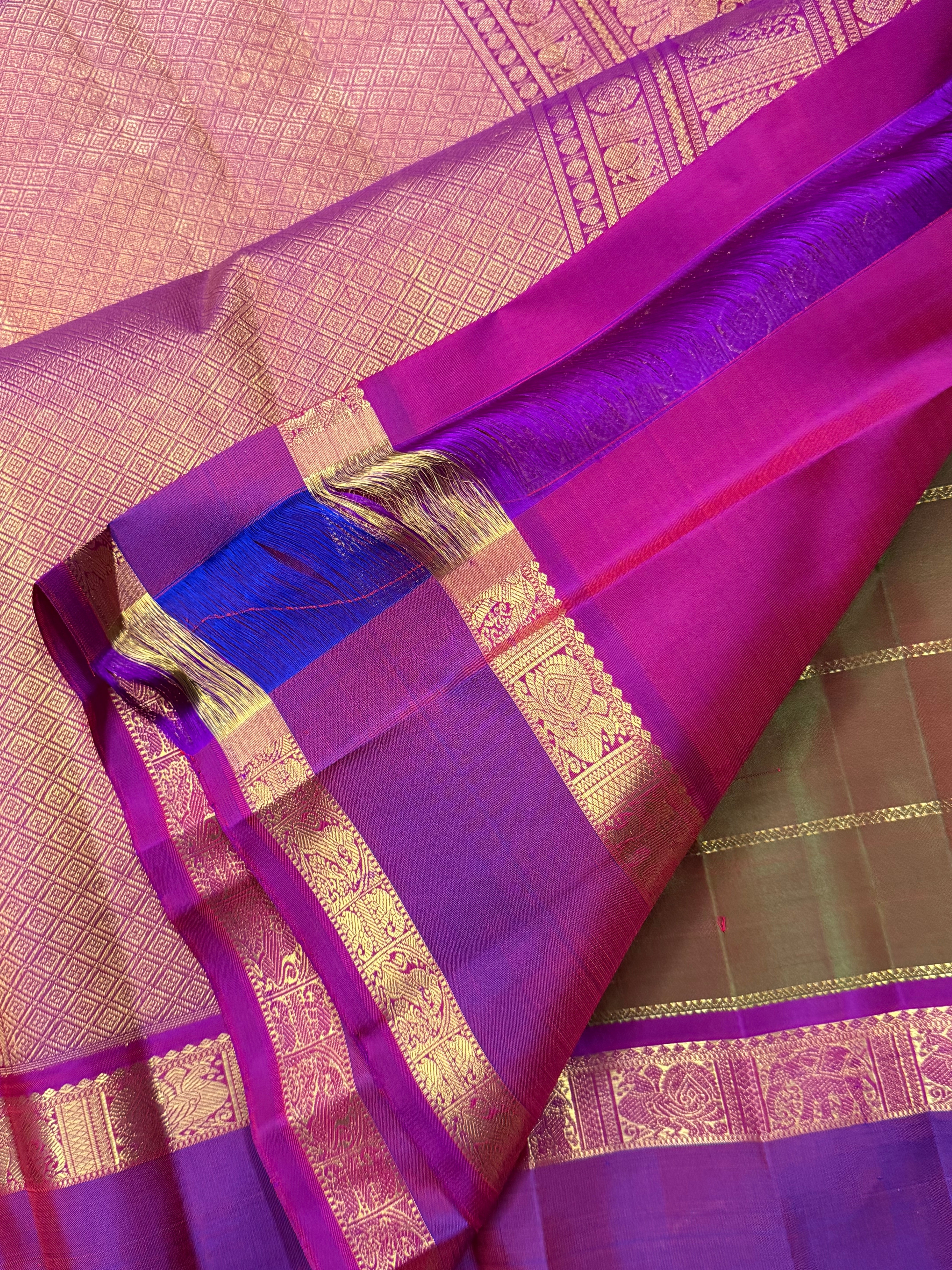 Mann : manthulir  Kattam earthy hues in pure Zari Kanjipuram silk
