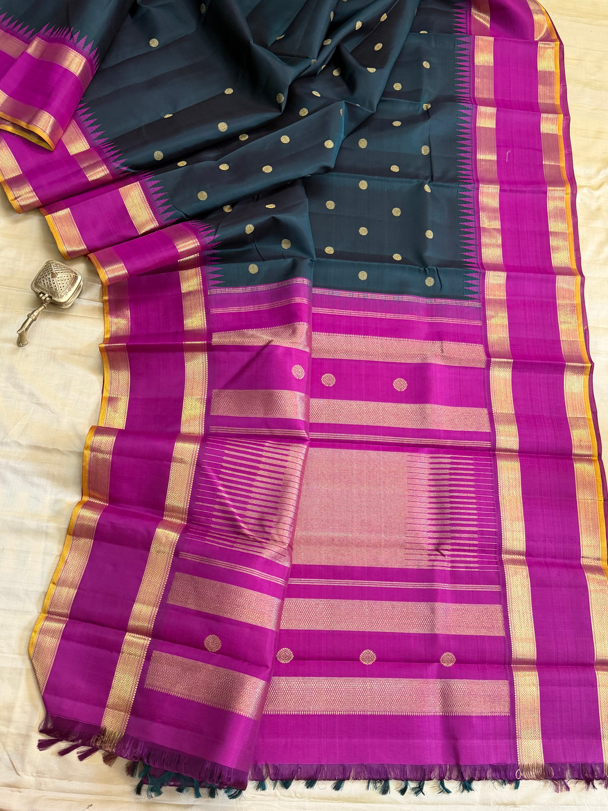 Colours of Navarathri bottle green Korvai Butta  / pure Kanjipuram silk