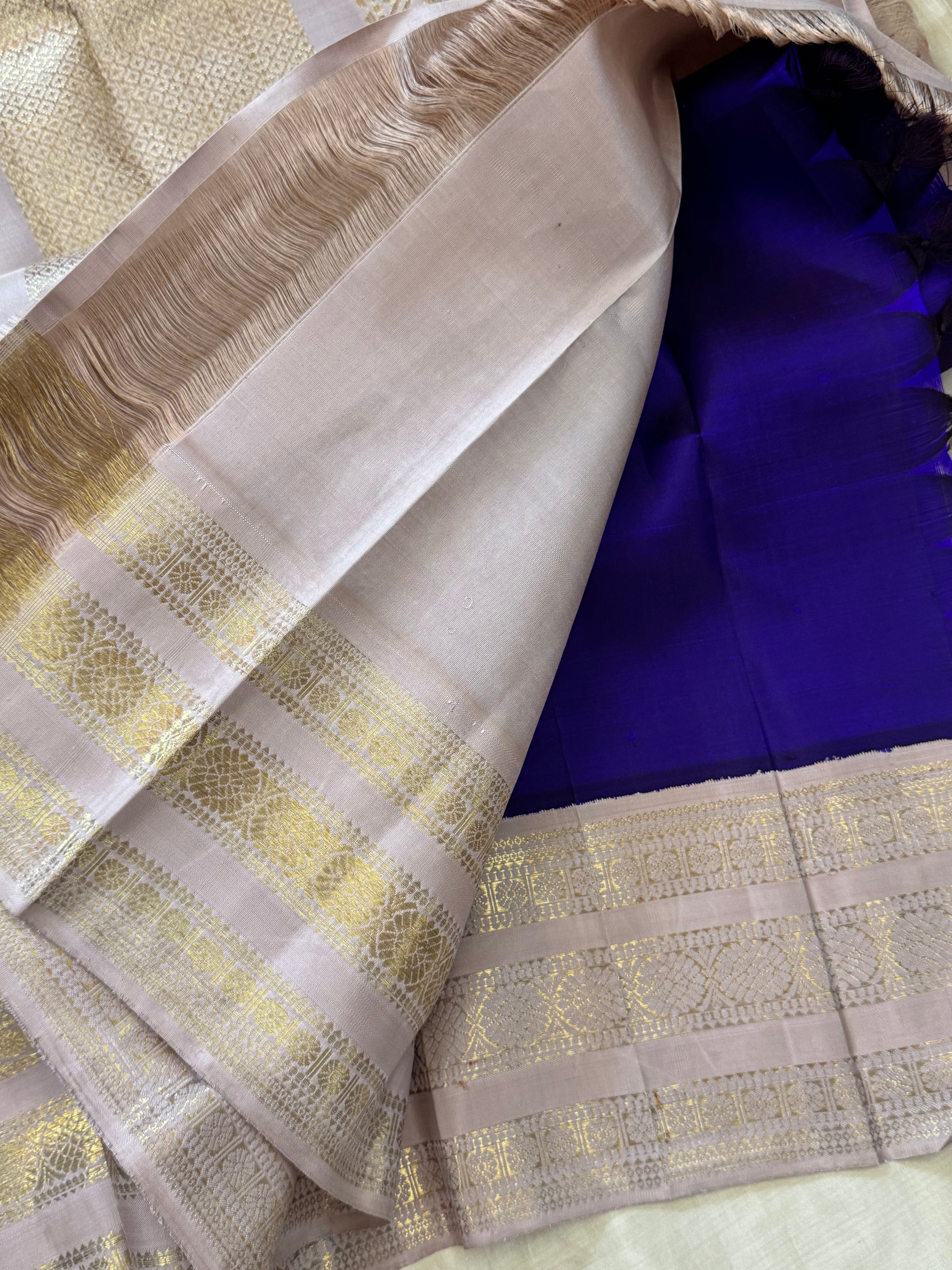 Deep indigo violet body with varisapet border CLSA7583
