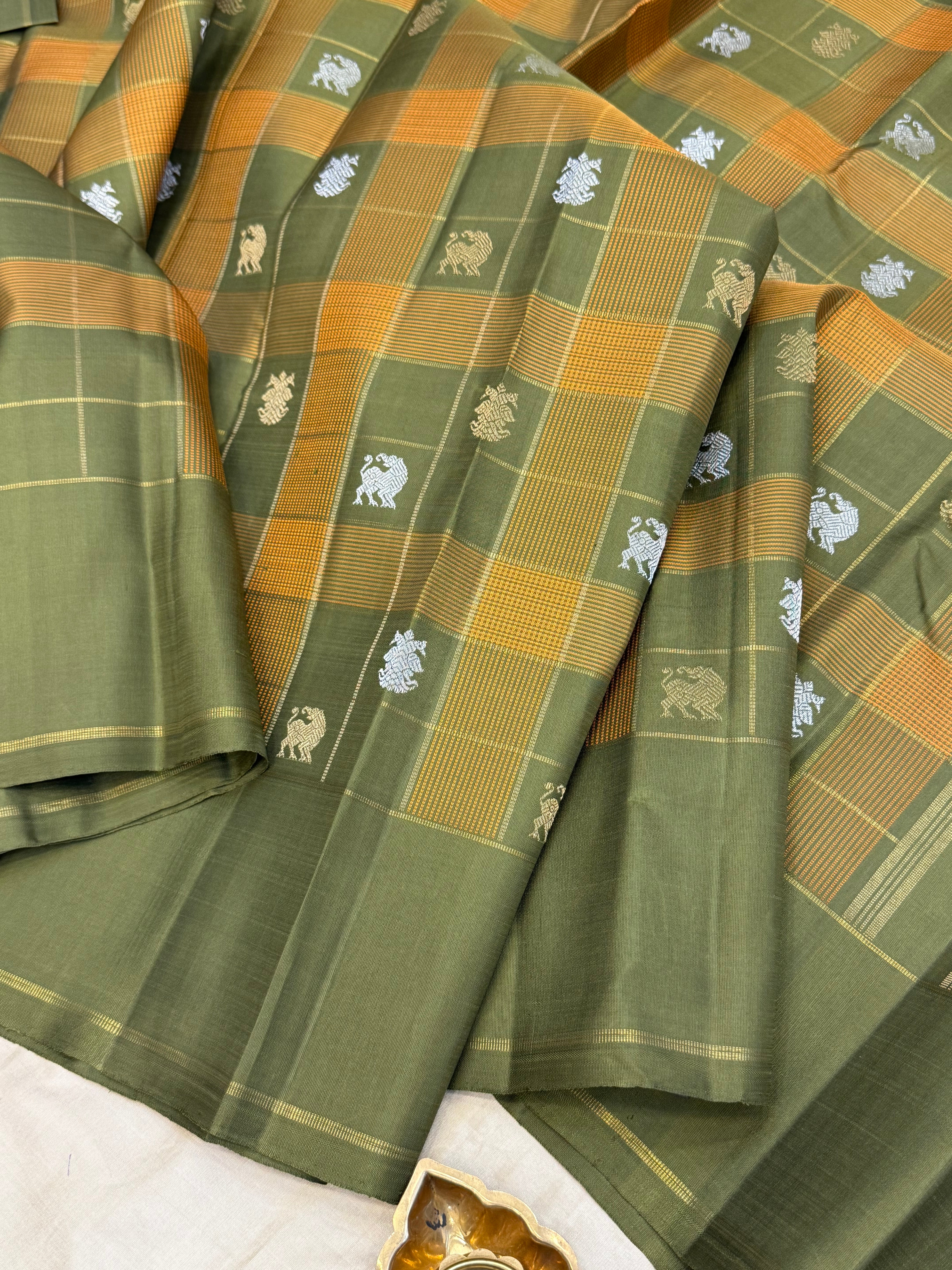 Olive green Muthu Kattam / kanjipuram silk saree CLSA10777