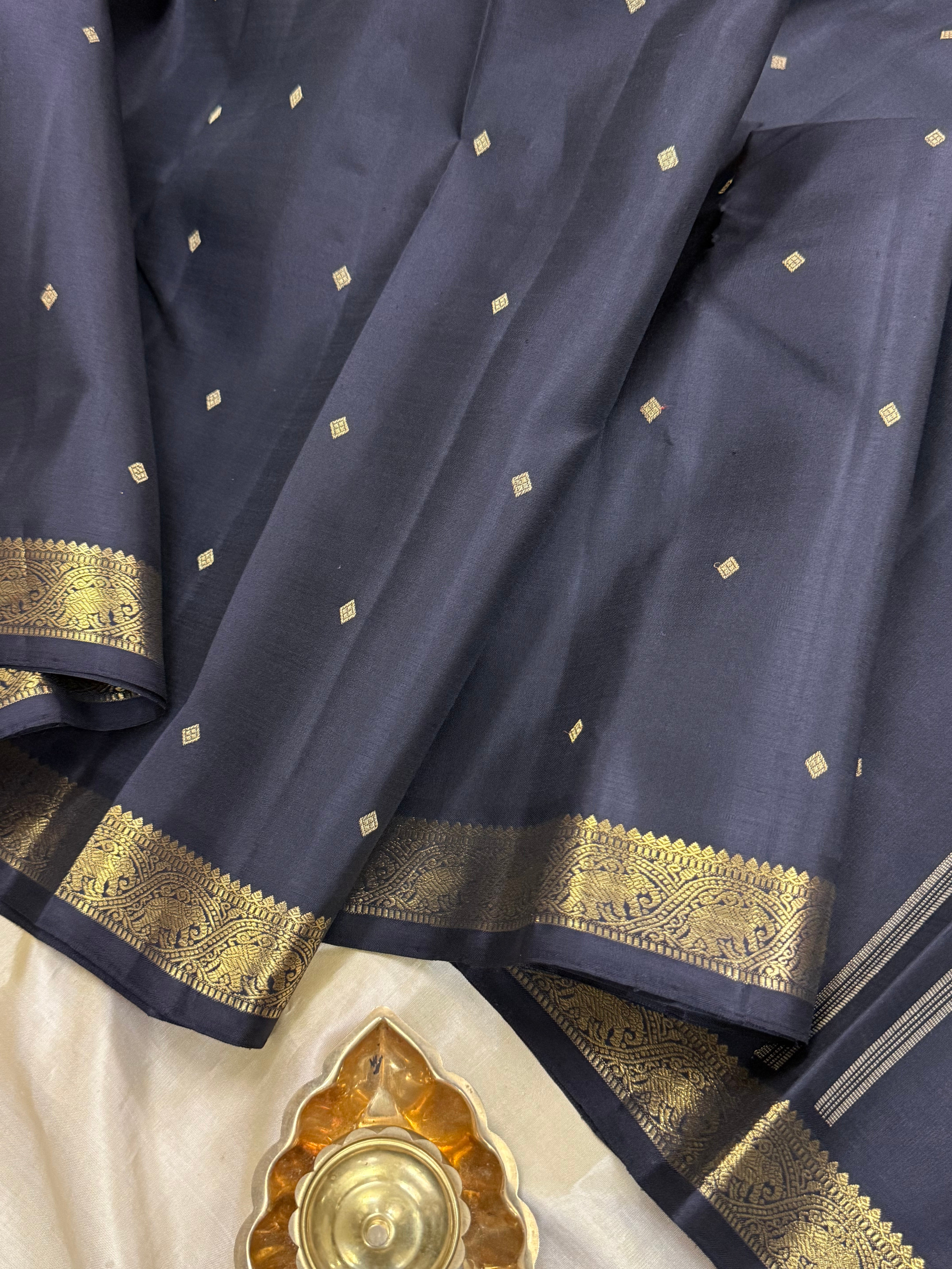 Black small border/ Kanjipuram silk CL8482