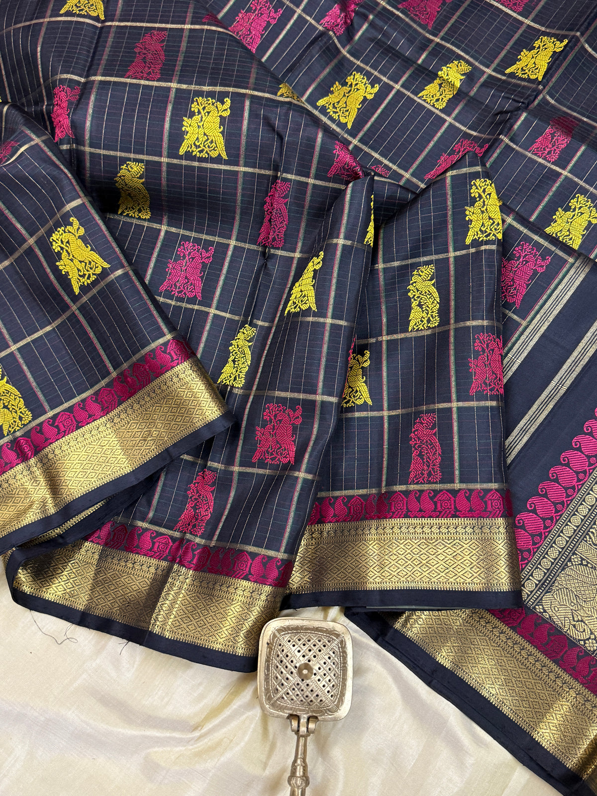 Black Retta kili with Zari and thread Kattam /kanjipuram silk saree