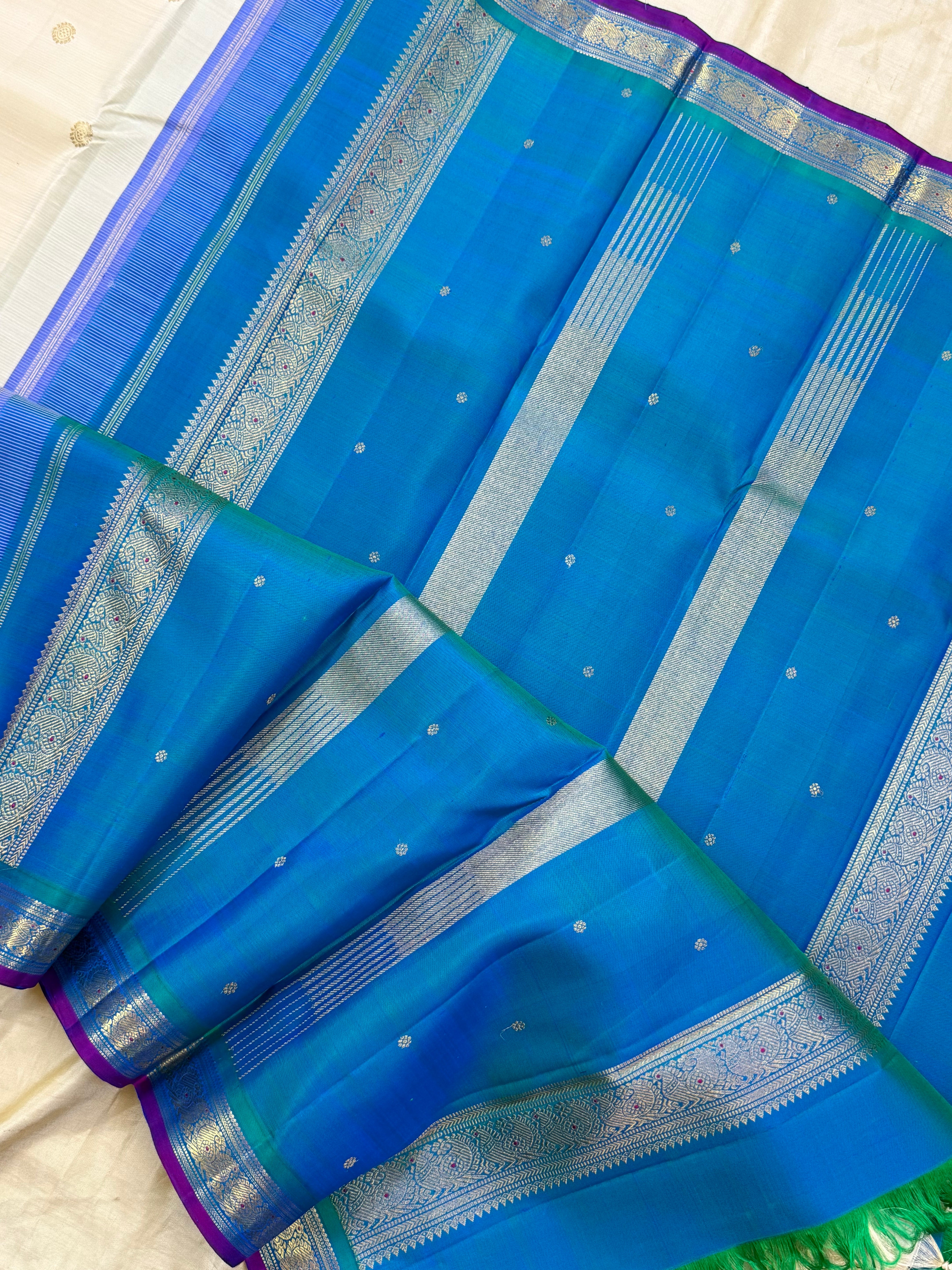 OFF WHITE WITH MAYILKAZHUTHU SAMLL KORVAI / KANJIPURAM SILK CLSA10125