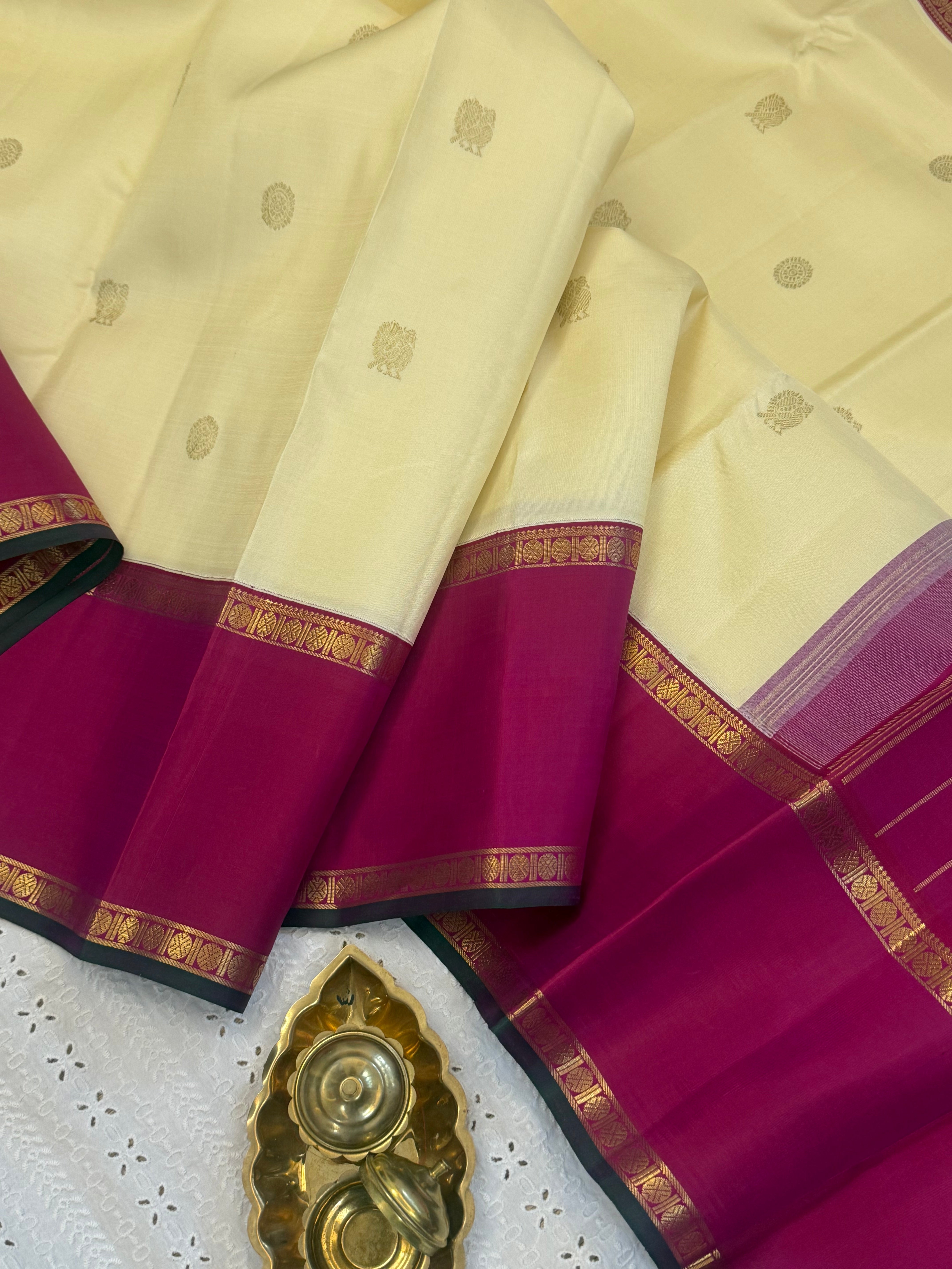 Cream body chakram Butta with retta pet Korvai / kanjipuram silk saree