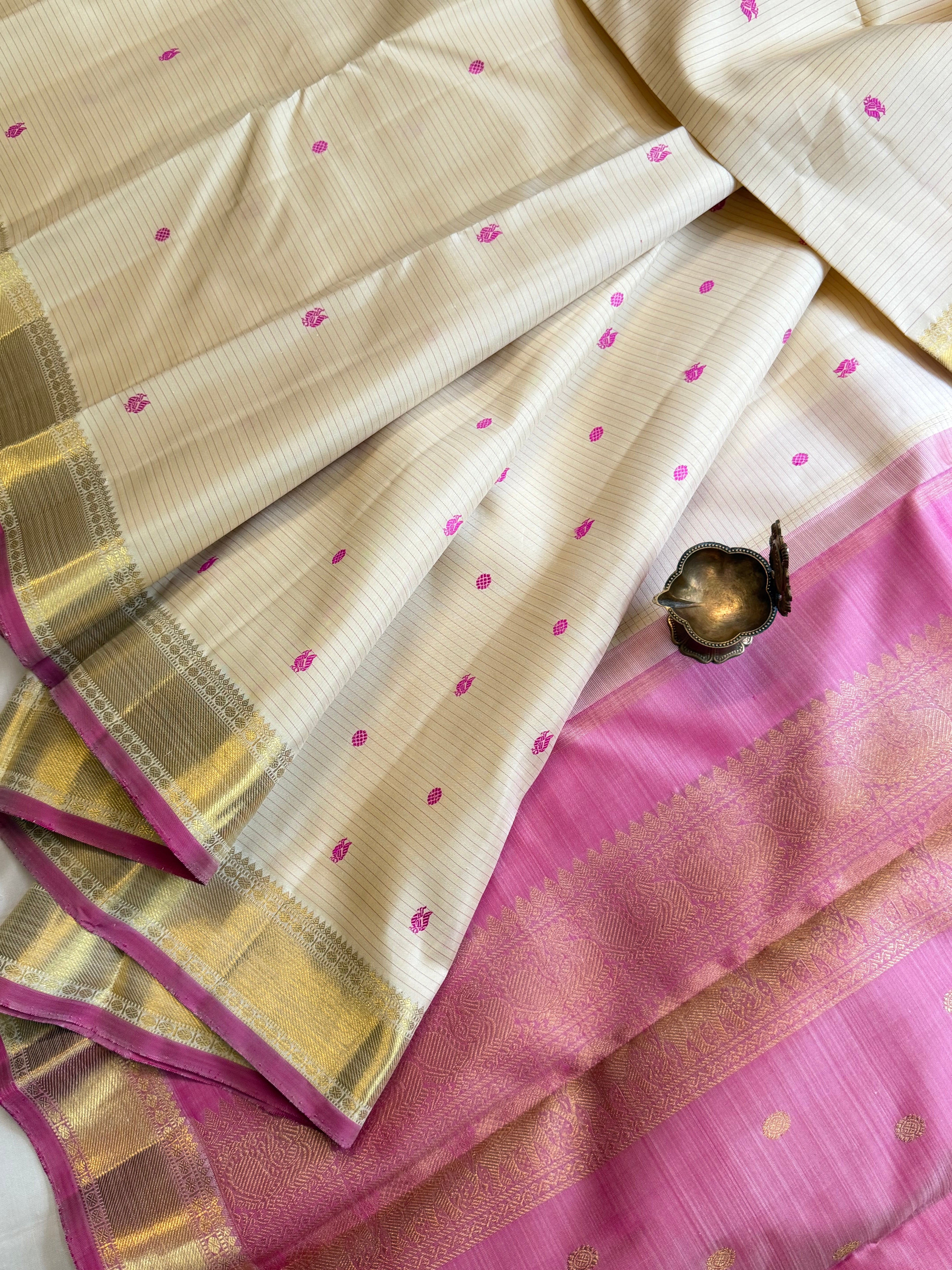 Malligai : off white thread Oosi Butta Zari Kanjipuram silk