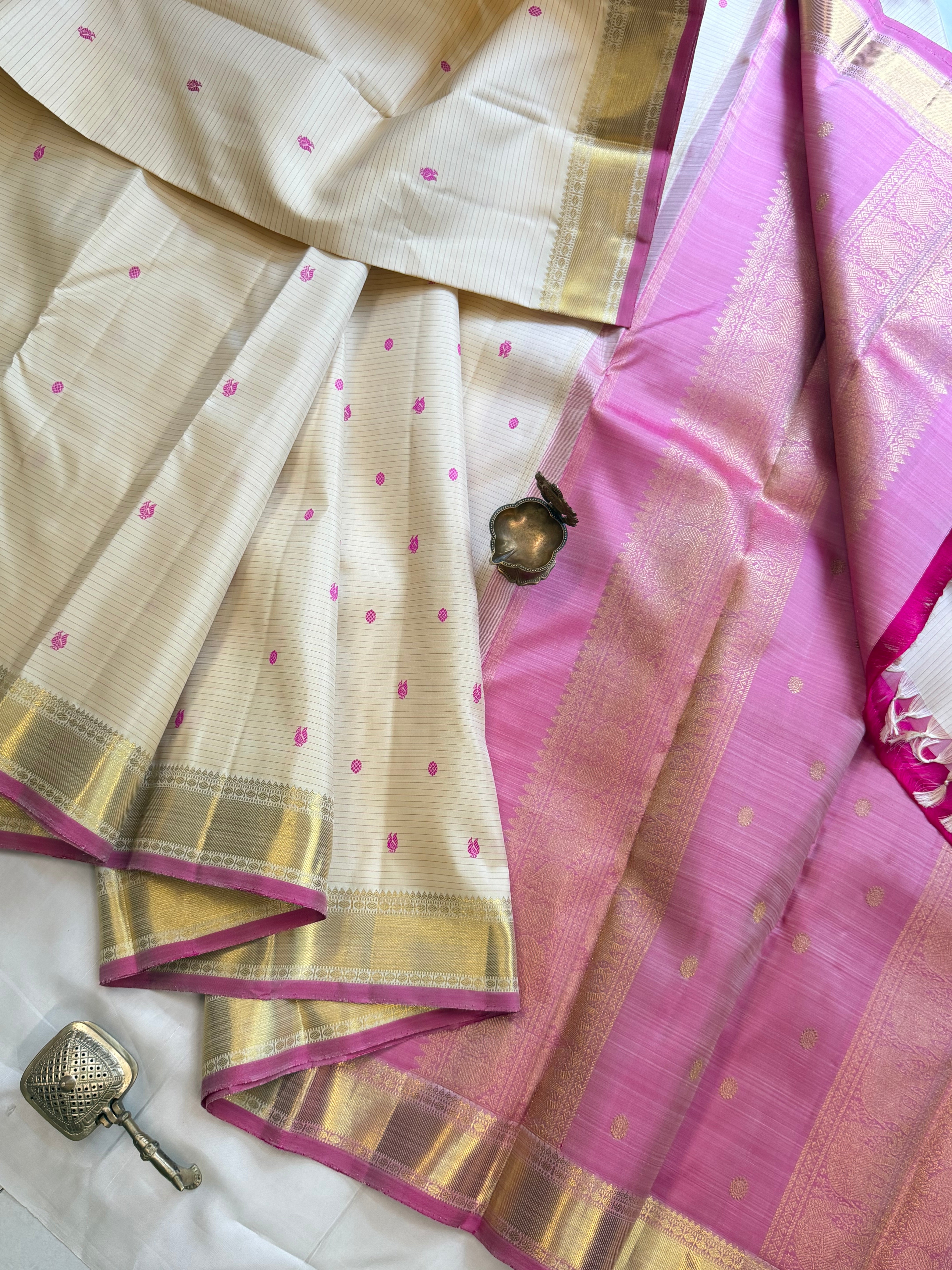 Malligai : off white thread Oosi Butta Zari Kanjipuram silk