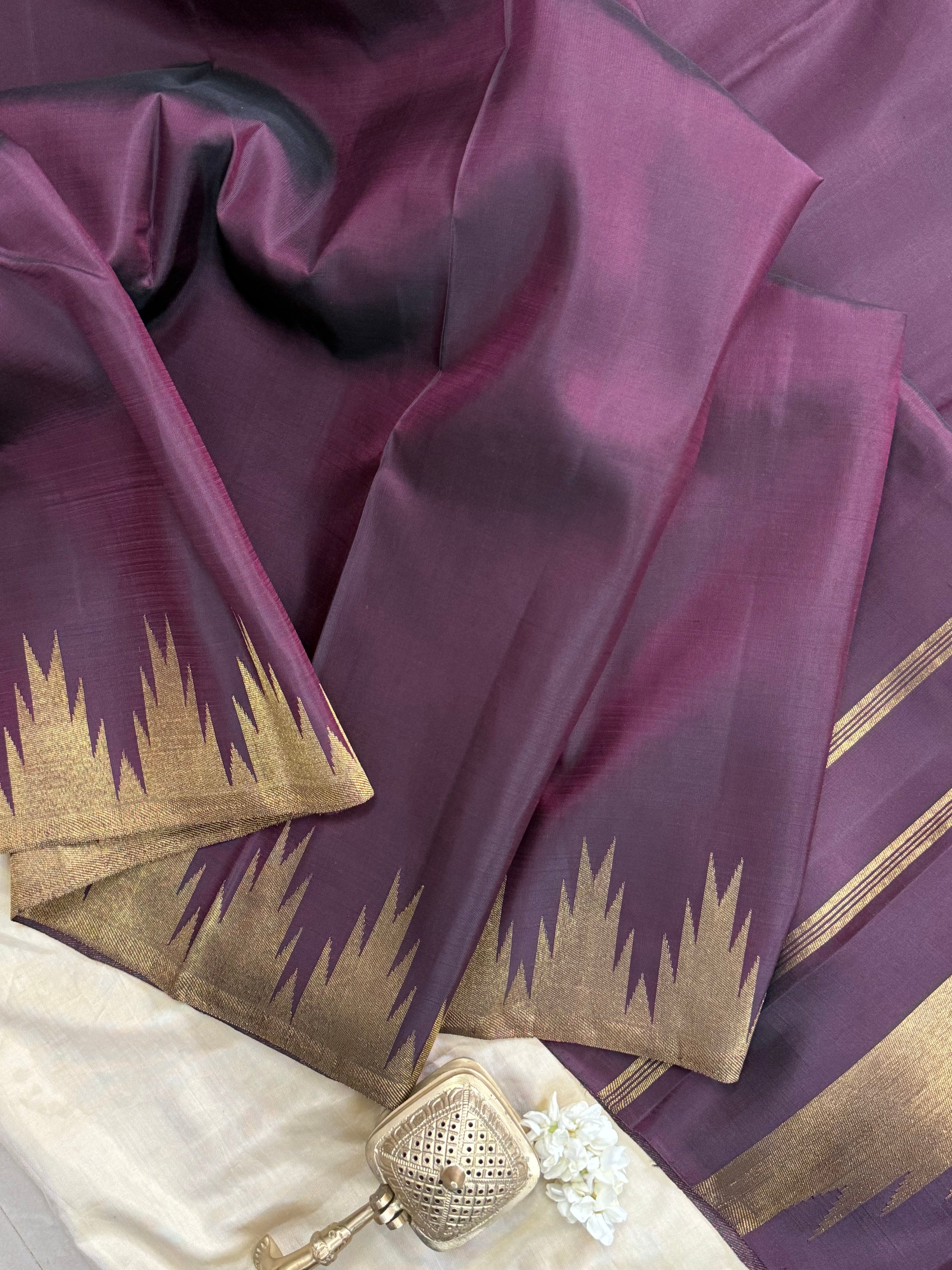 Deep pakku shot black 8 kol temple border/ Kanjipuram silk CLSA2092