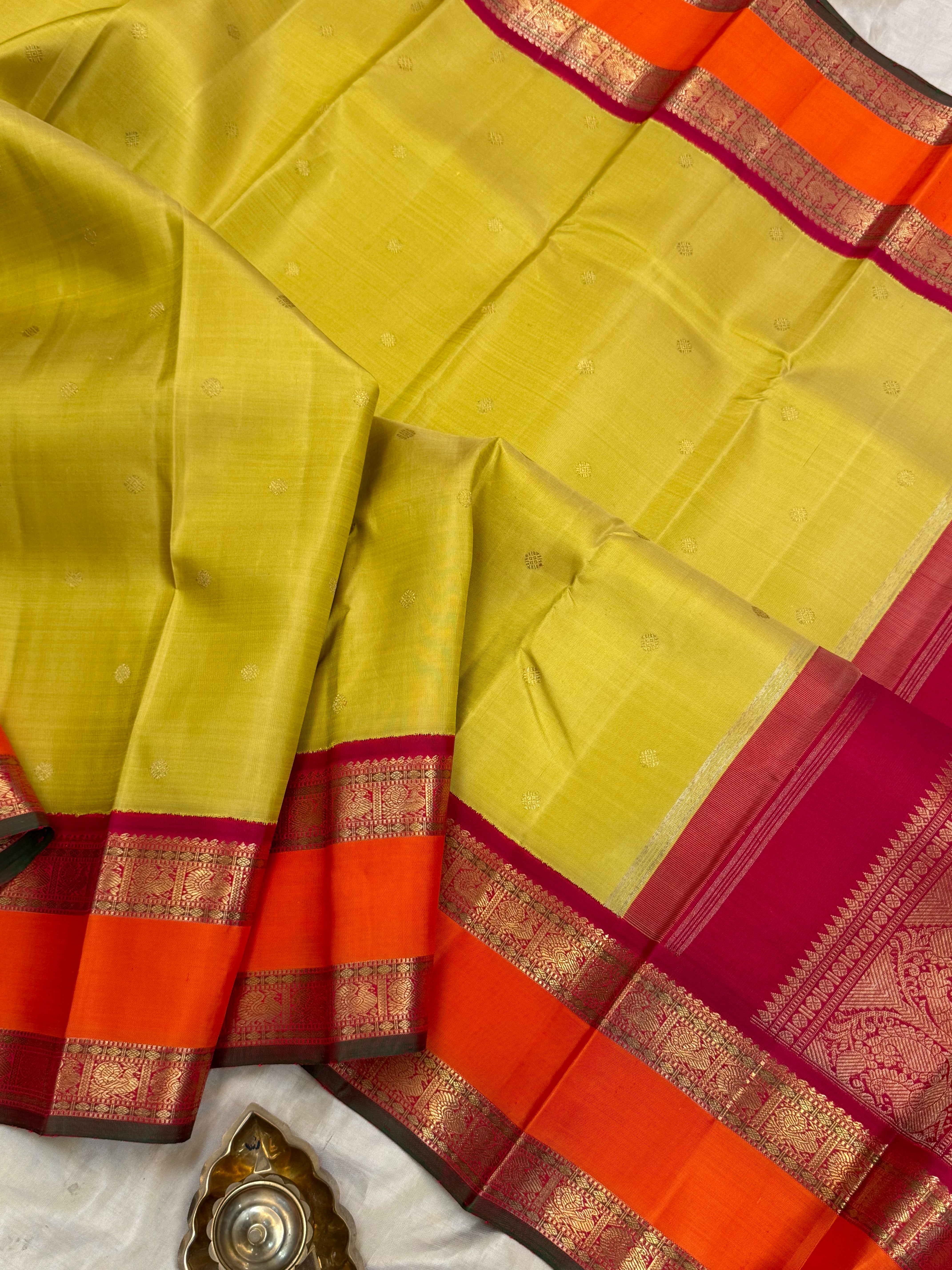 Light pastel yellow retta pet Korvai  Kanjipuram silk