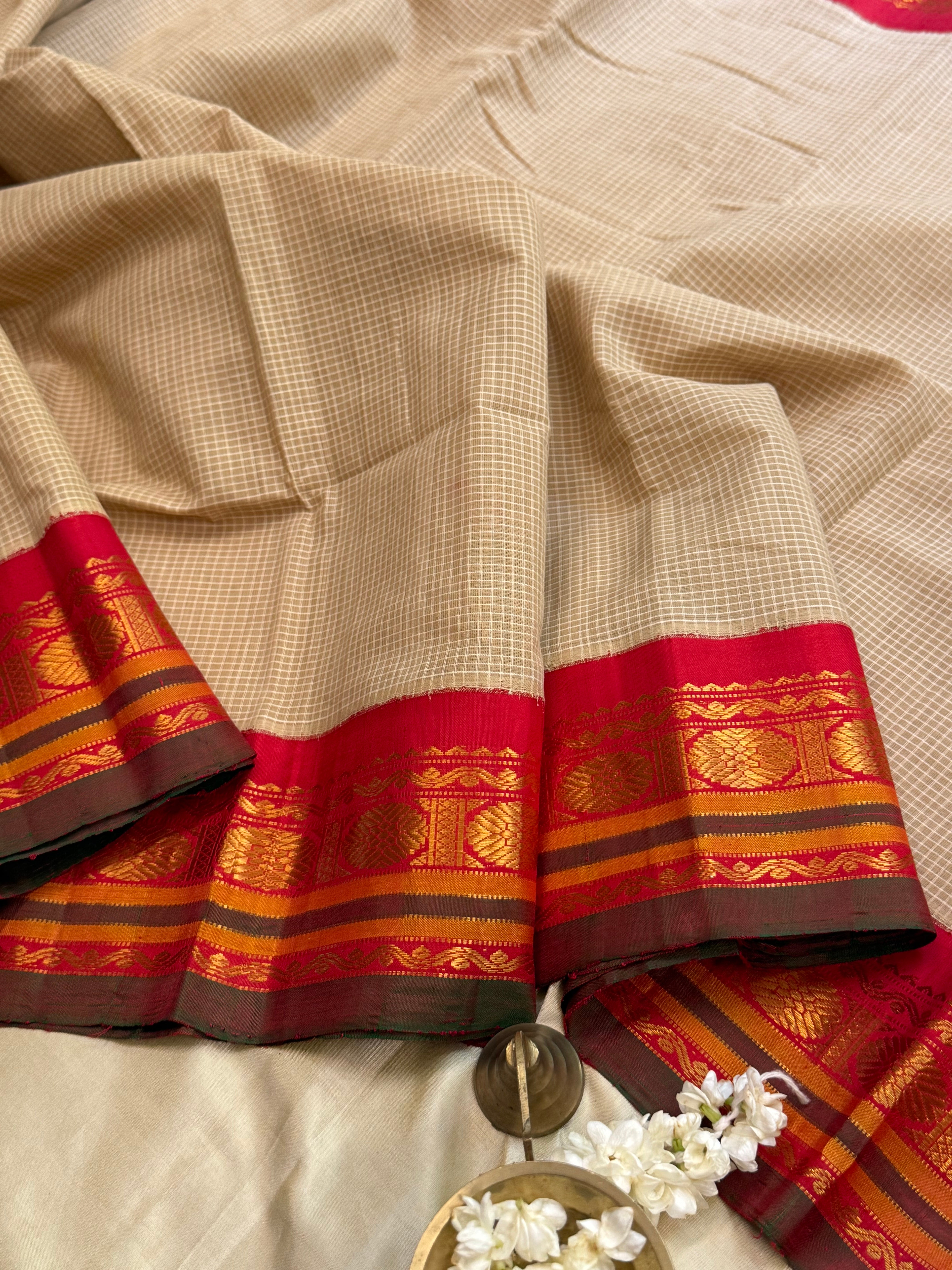 Creame and red korvai / Gadwal cotton (No Blouse)
