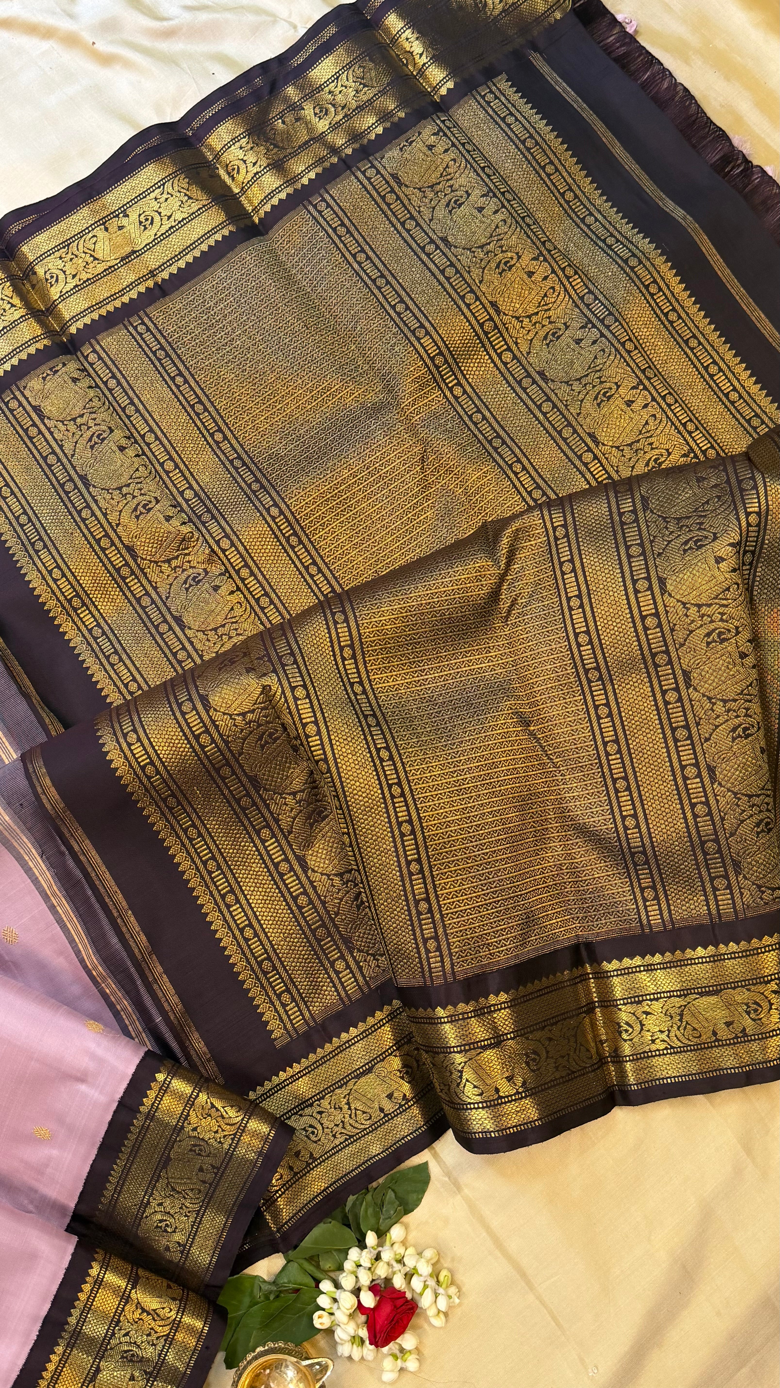 Light lavender (Lilac) and navalpazham border kai korvai/ kanjipuram silk