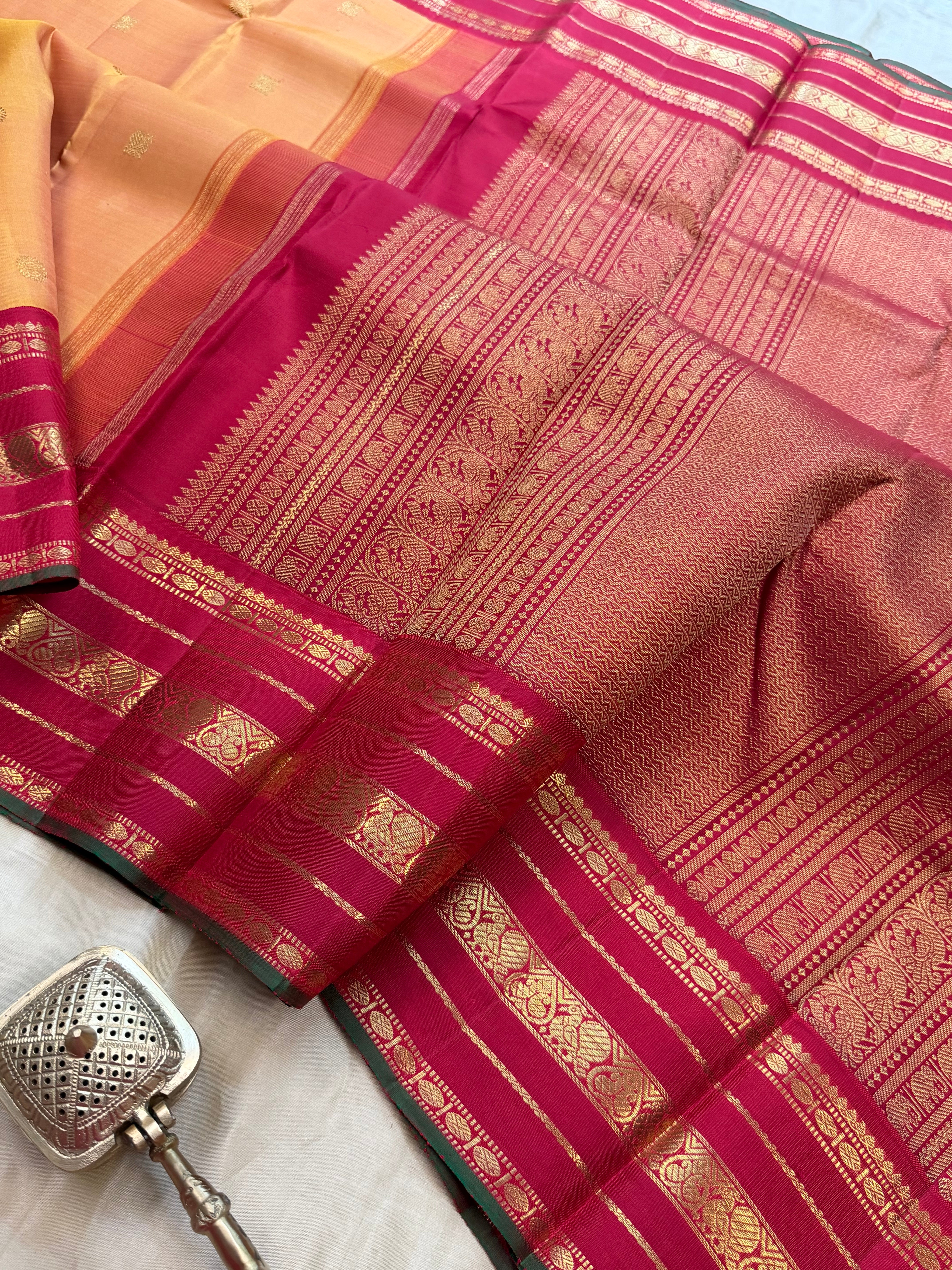 Simha Manjal jadanagam pet / kanjipuram silk