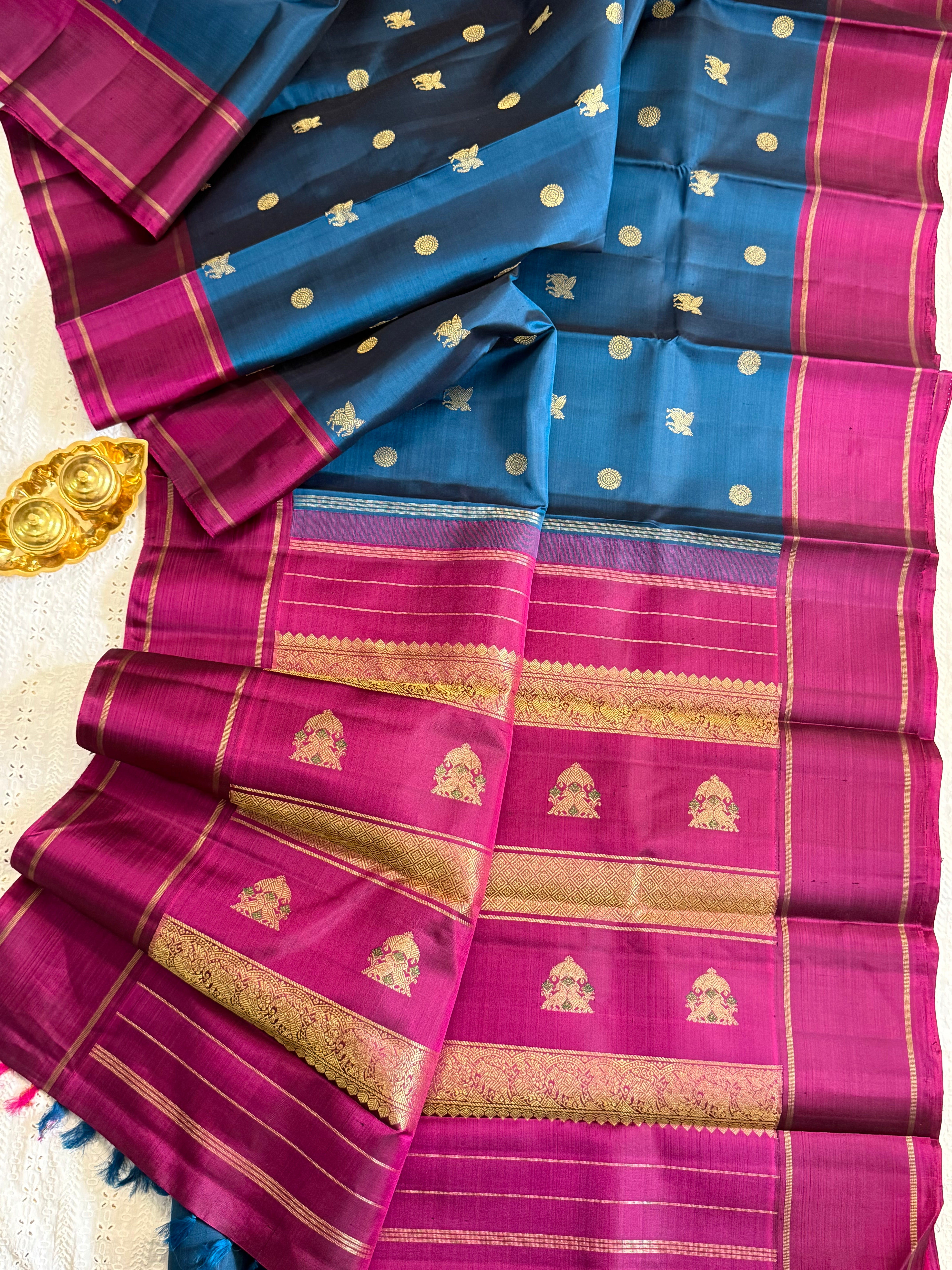 Peacock blue yazhi and chakram butta / Kanjipuram silk