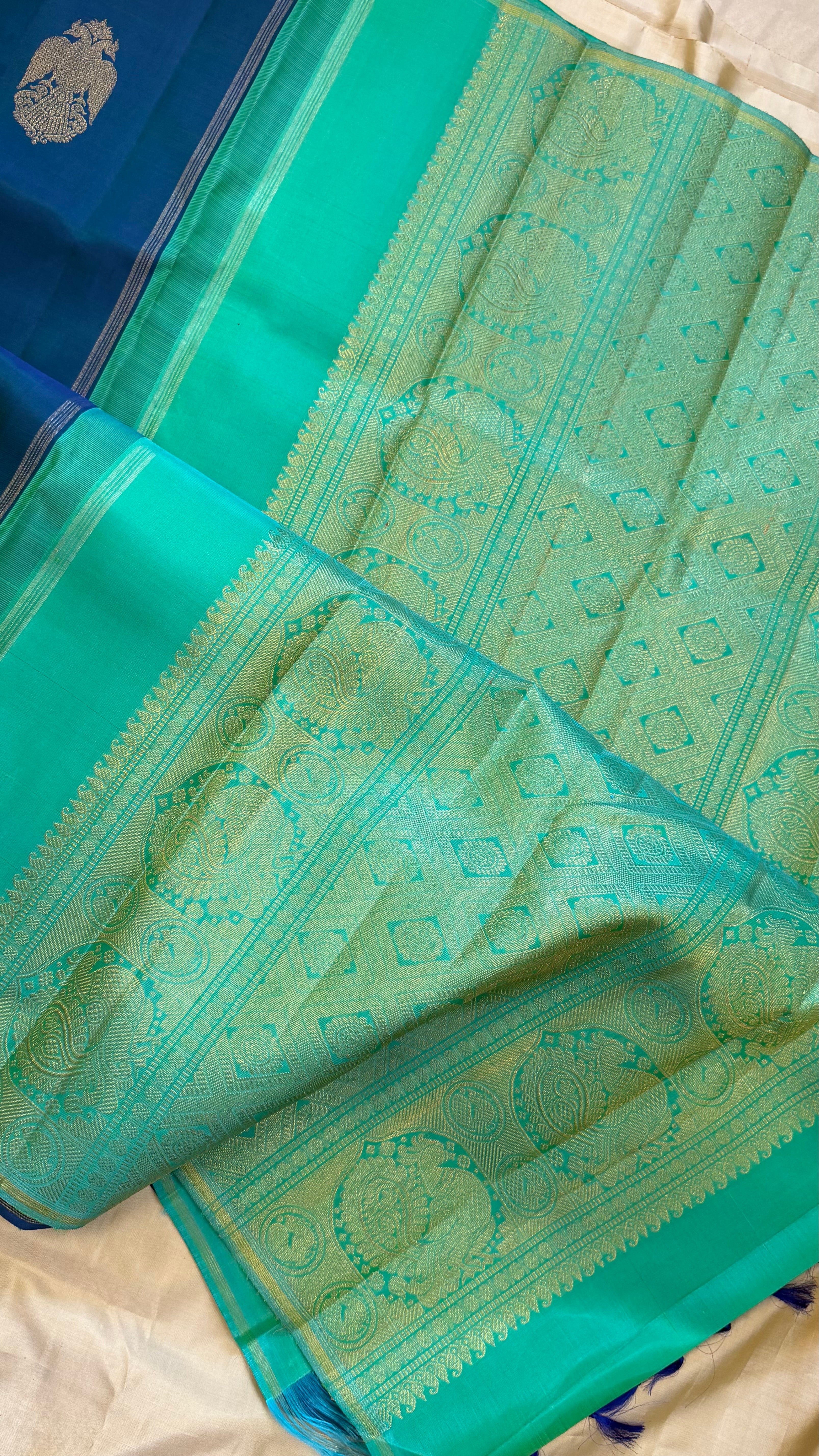 Rama blue  Iruthalaipakshi butta borderless/ Kanjipuram Silk