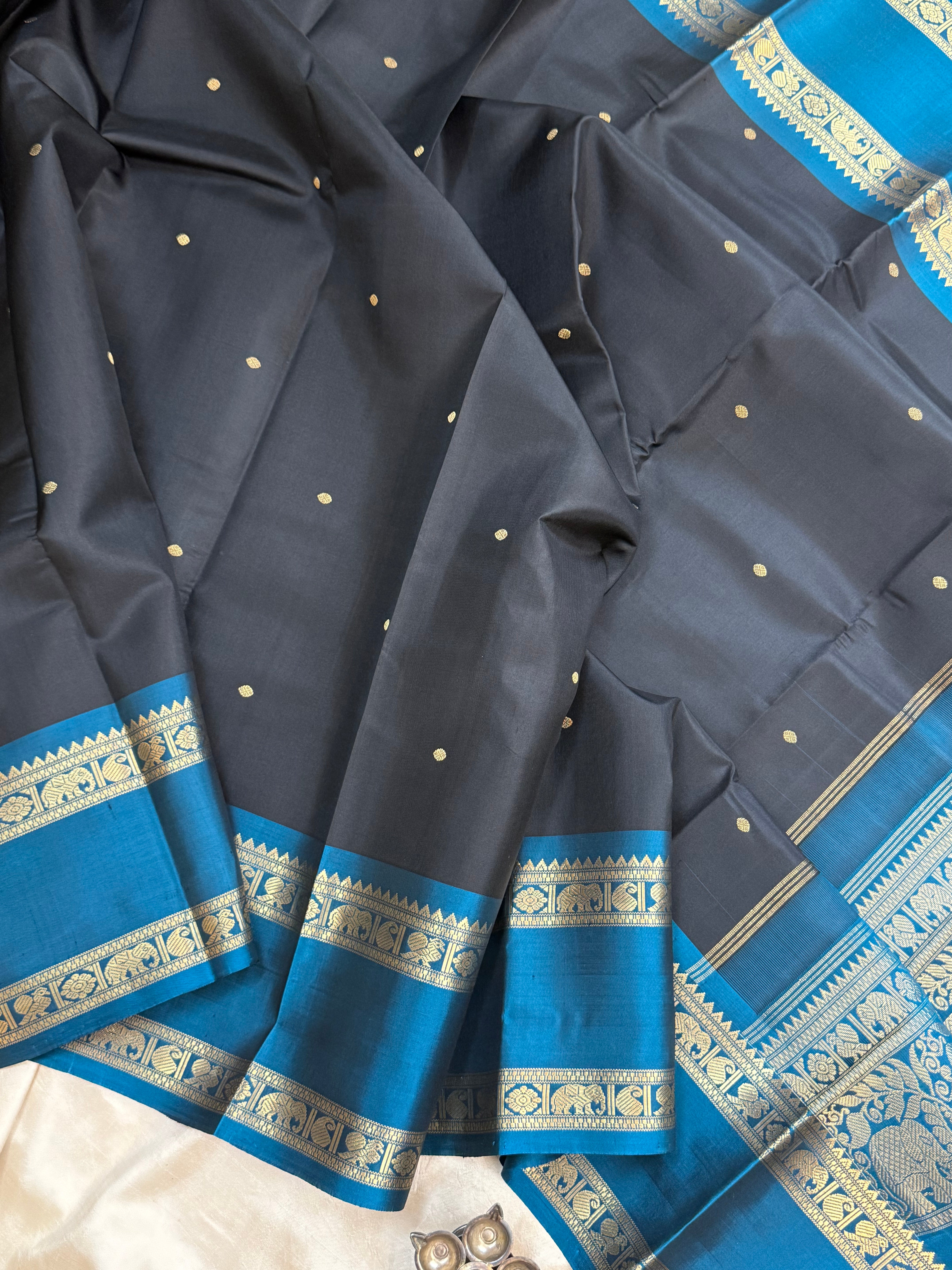 Unique palla black retta pet/ Special edition silk saree