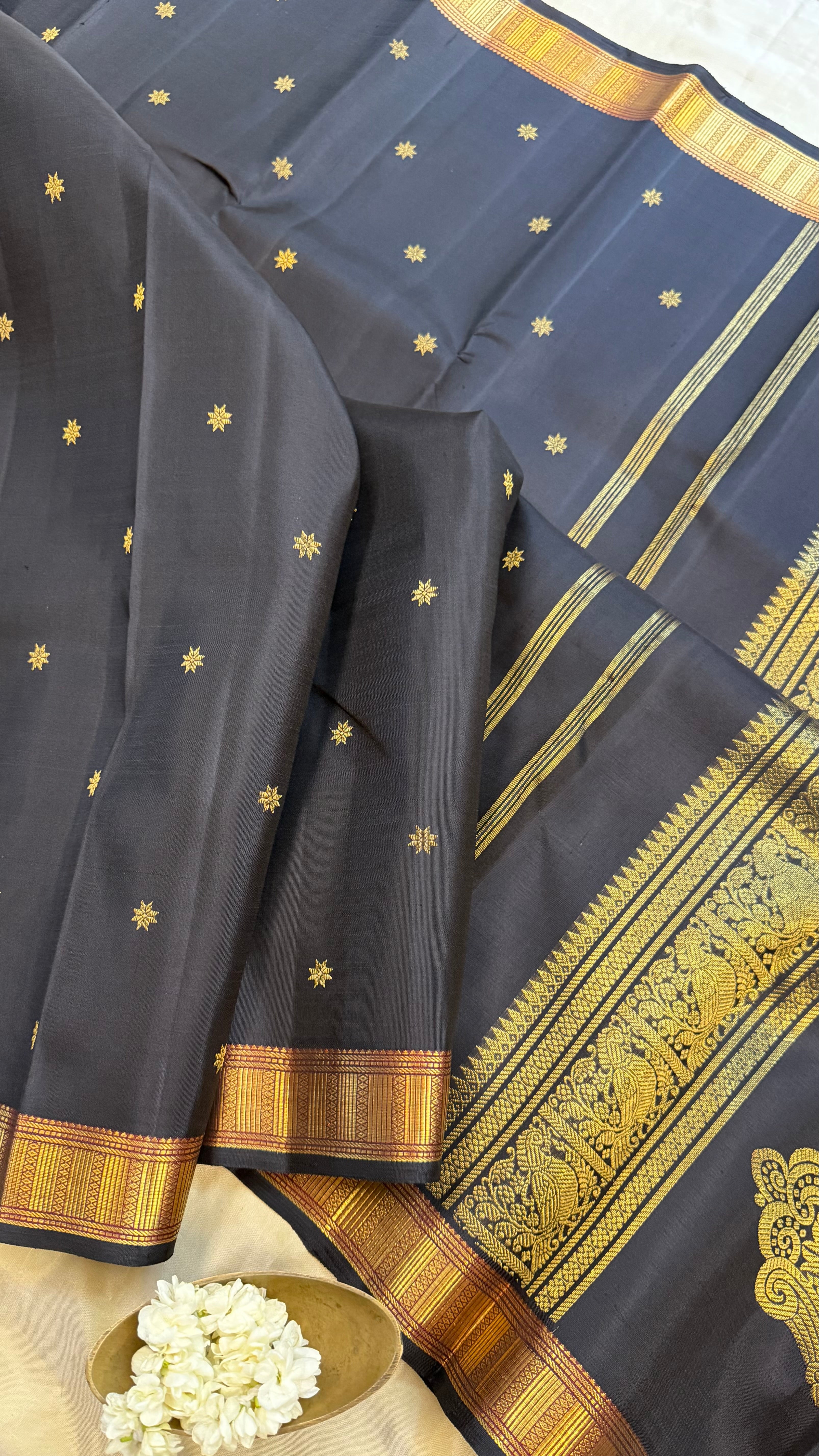 Black Kamalam Butta  / Kanjipuram silk saree