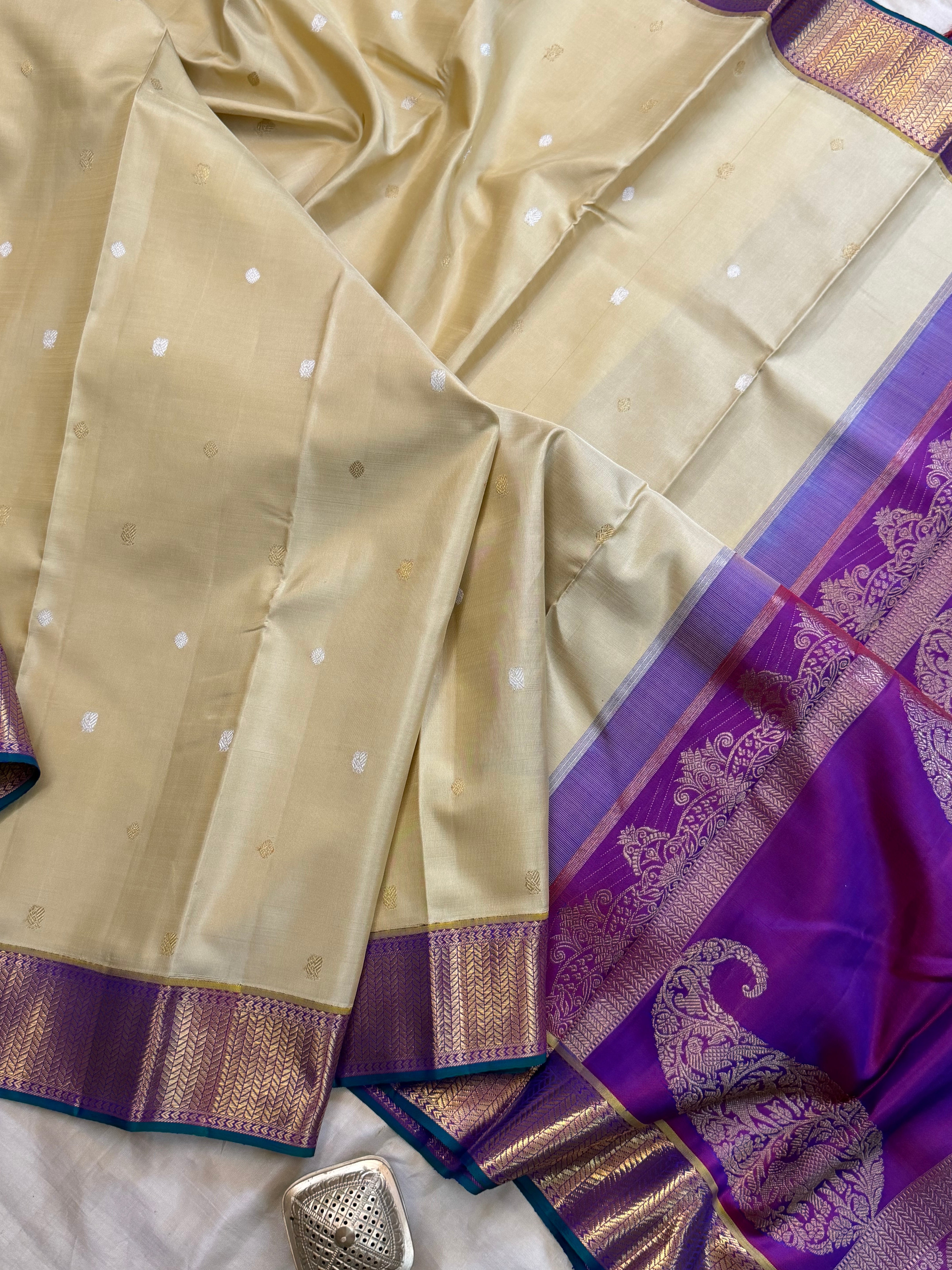 Onam collection: ivory thoranam pet Korvai / pure zari Kanjipuram silk