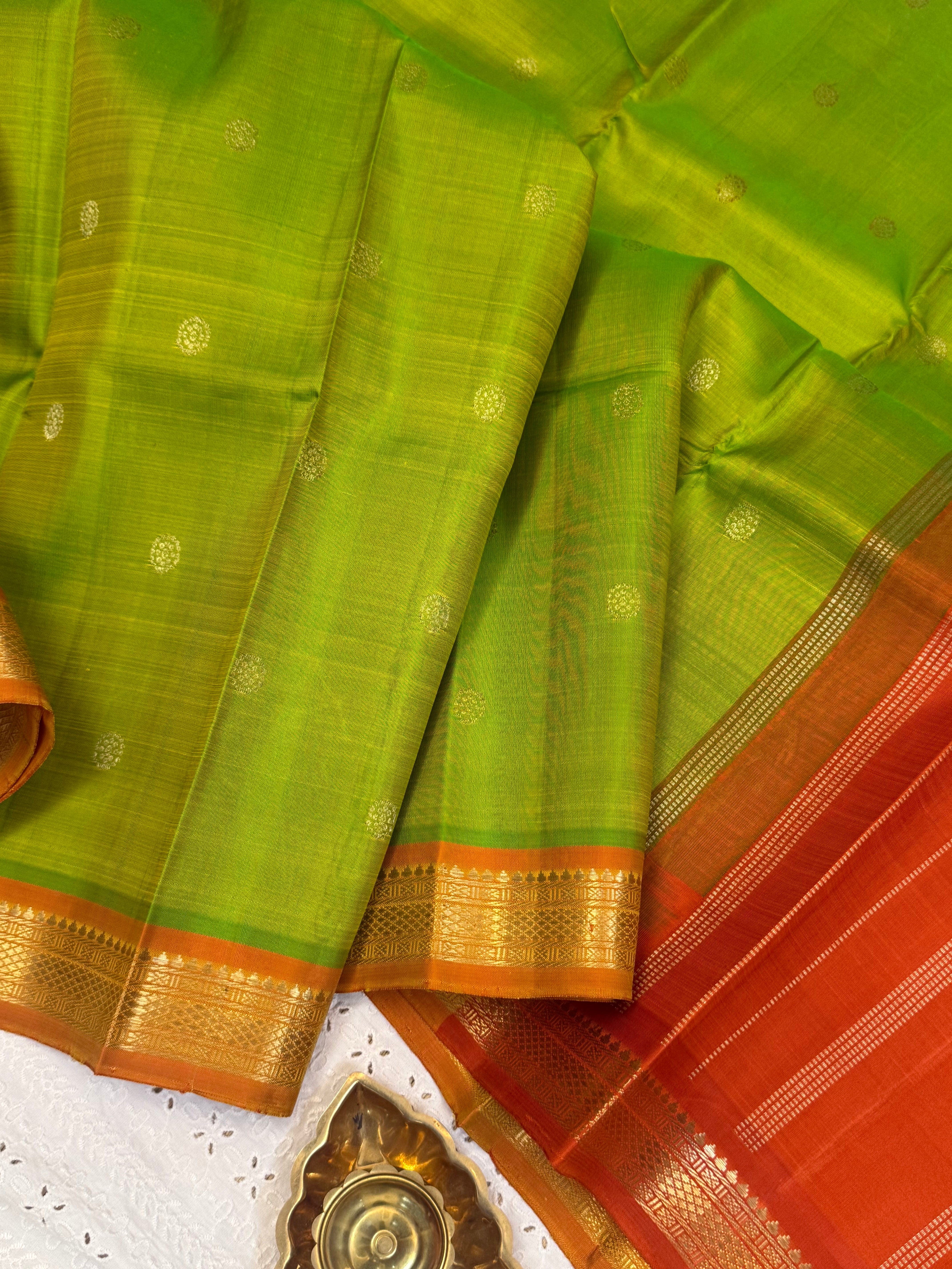 Parrot green with chakram Butta /kanjipuram silk saree CLSA738