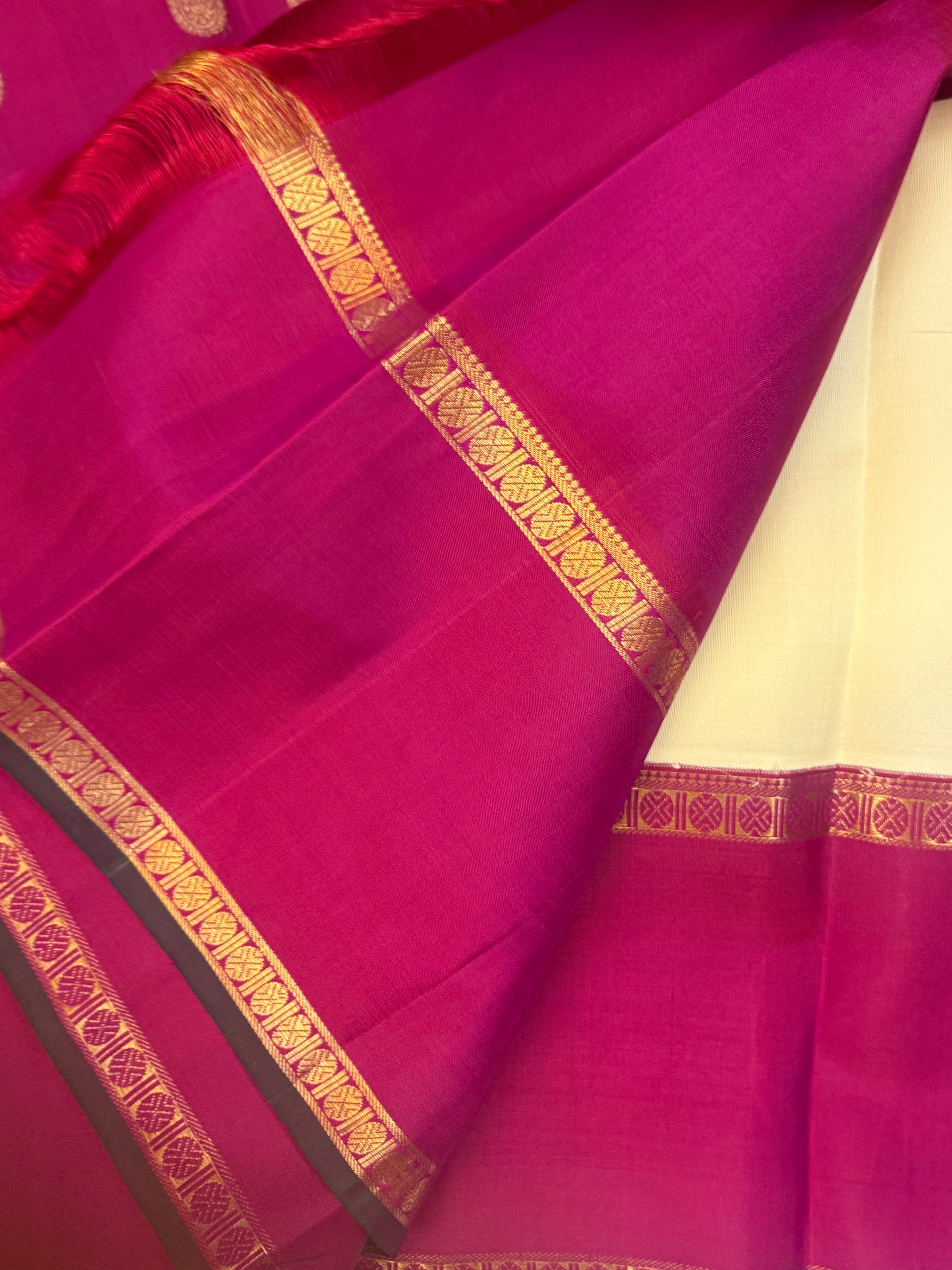Cream body chakram Butta with retta pet Korvai / kanjipuram silk saree