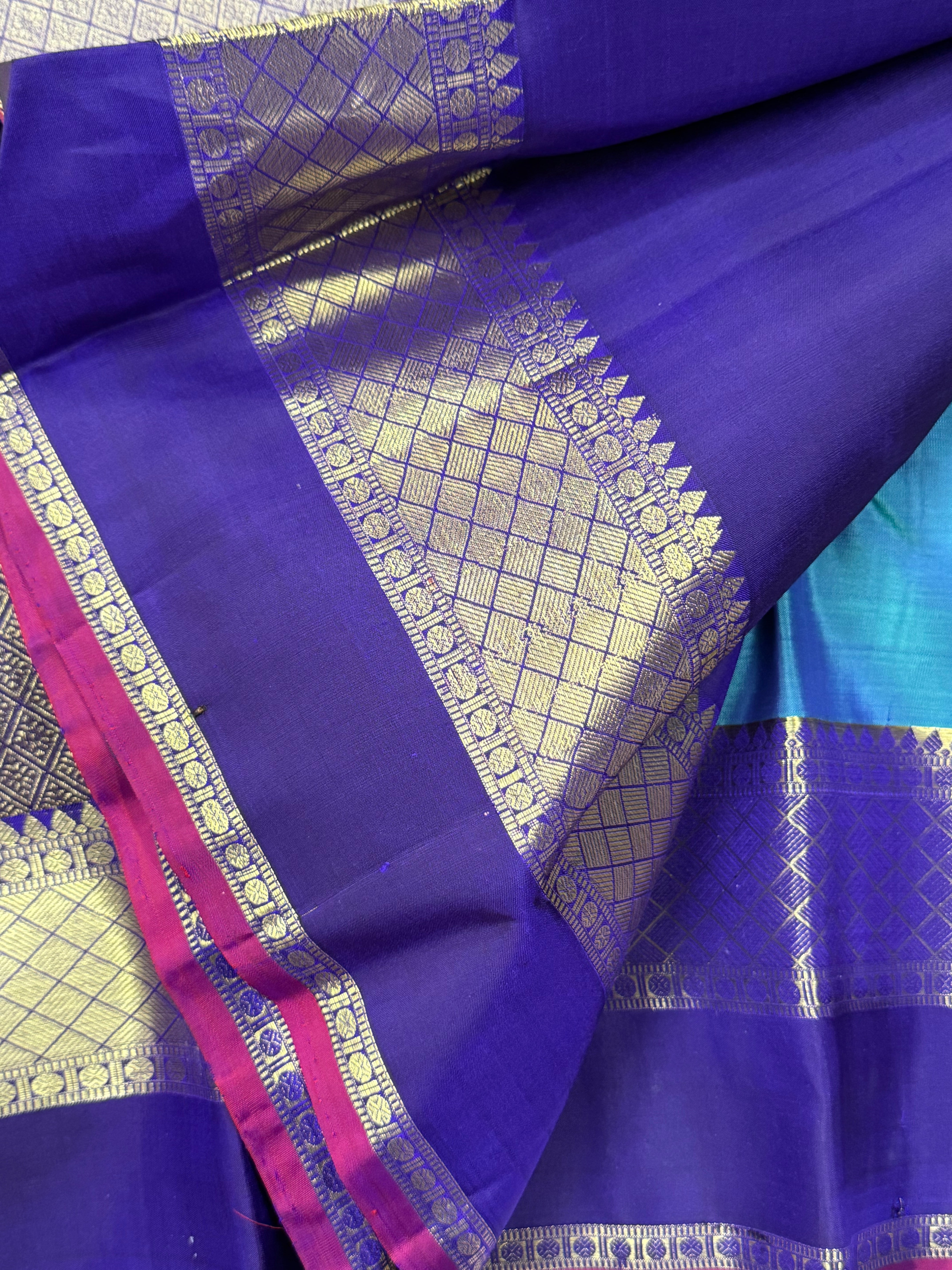 Blue shot green kaal erangina border / Arani silk