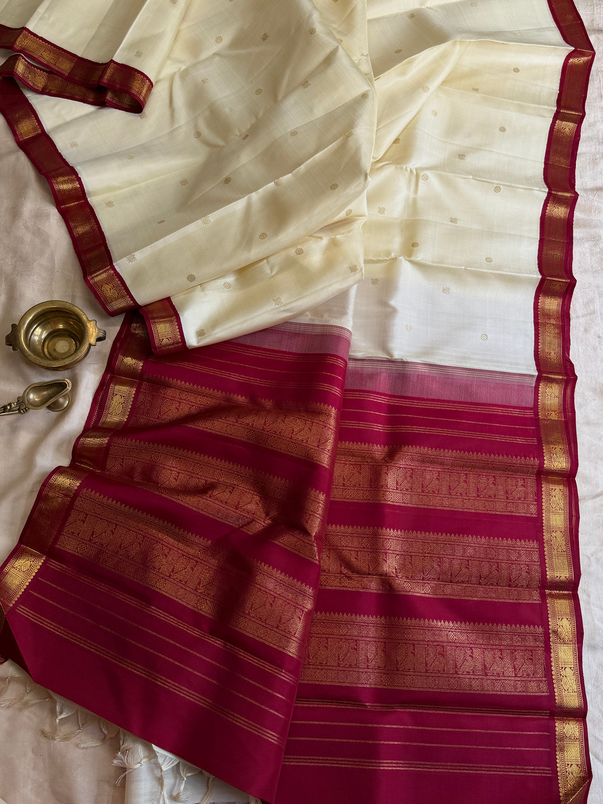 Off white Kai Korvai small pet  Kanjipuram silk