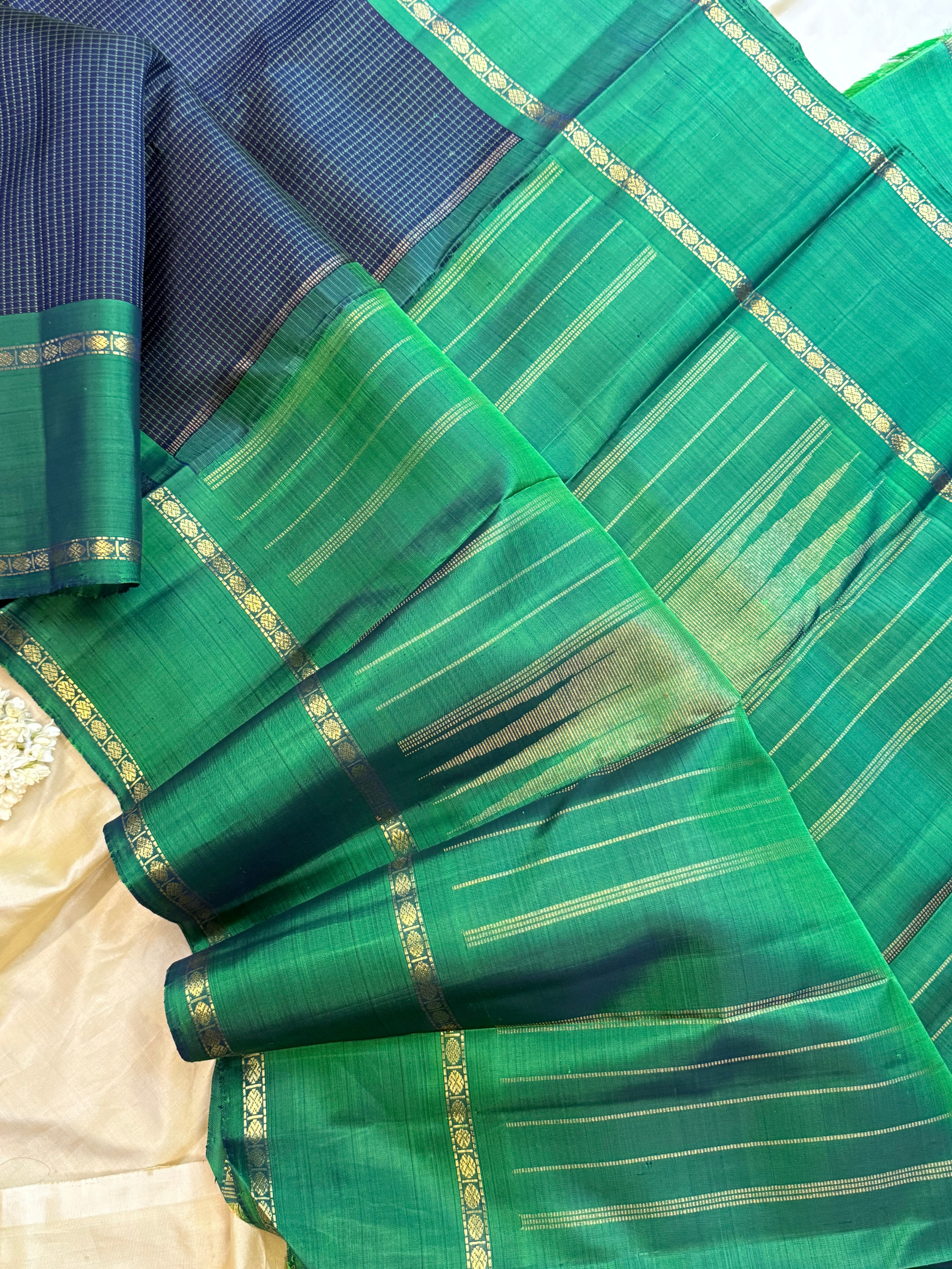 Deep blue kattam and green rettapet border / Kanjipuram silk