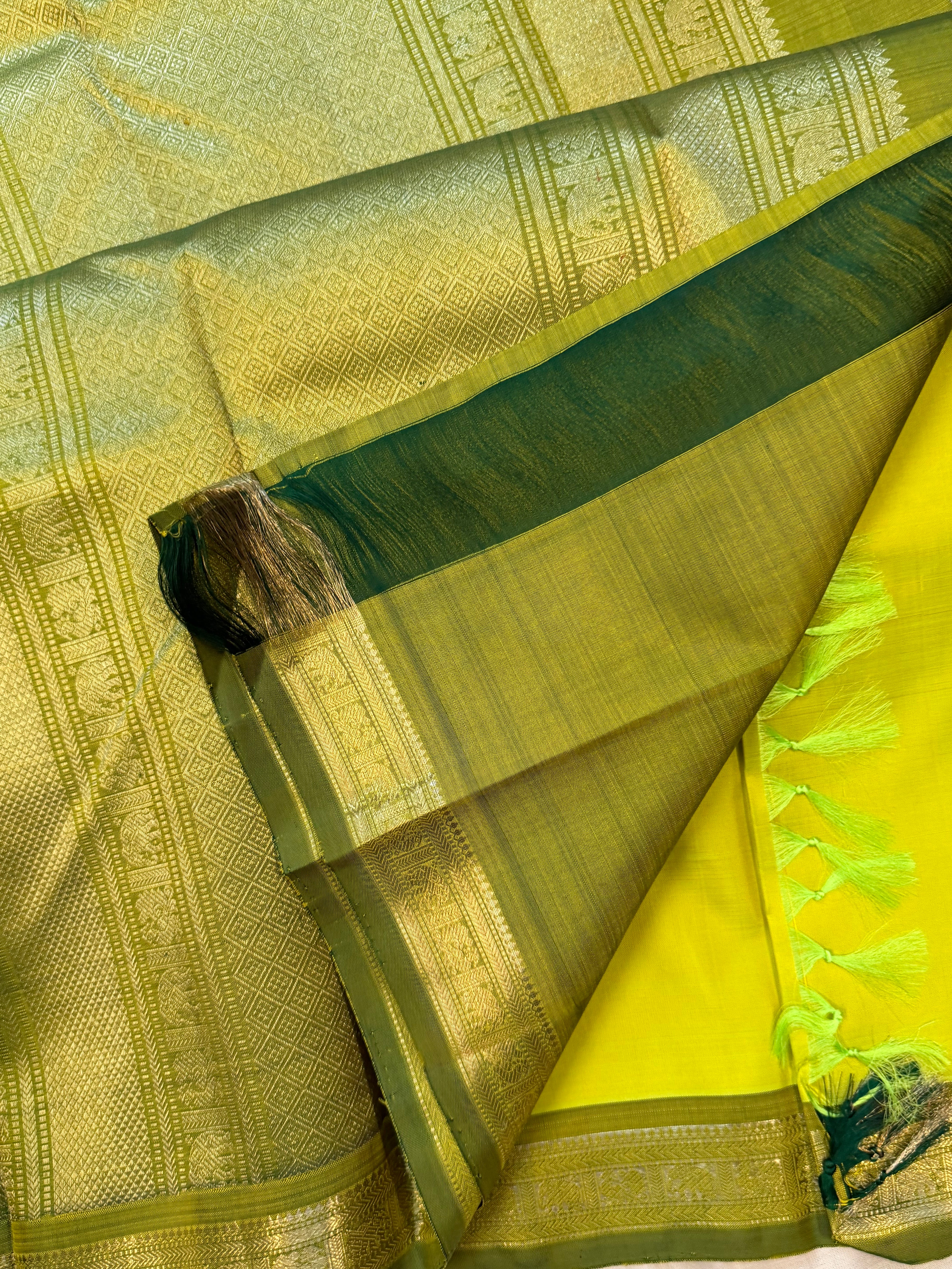 Permam :  Lime green small border / Kanjipuram silk CL5035