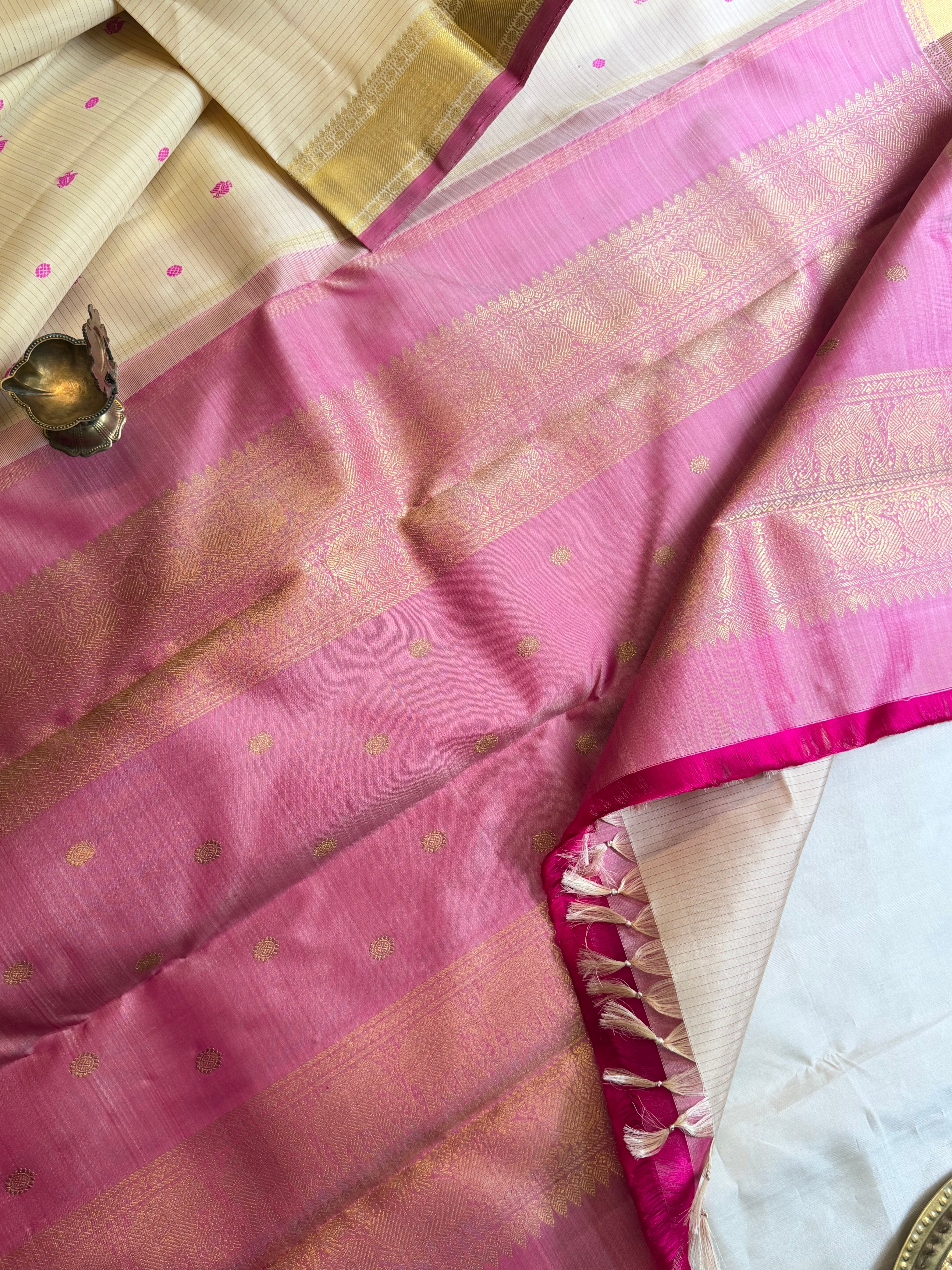 Malligai : off white thread Oosi Butta Zari Kanjipuram silk