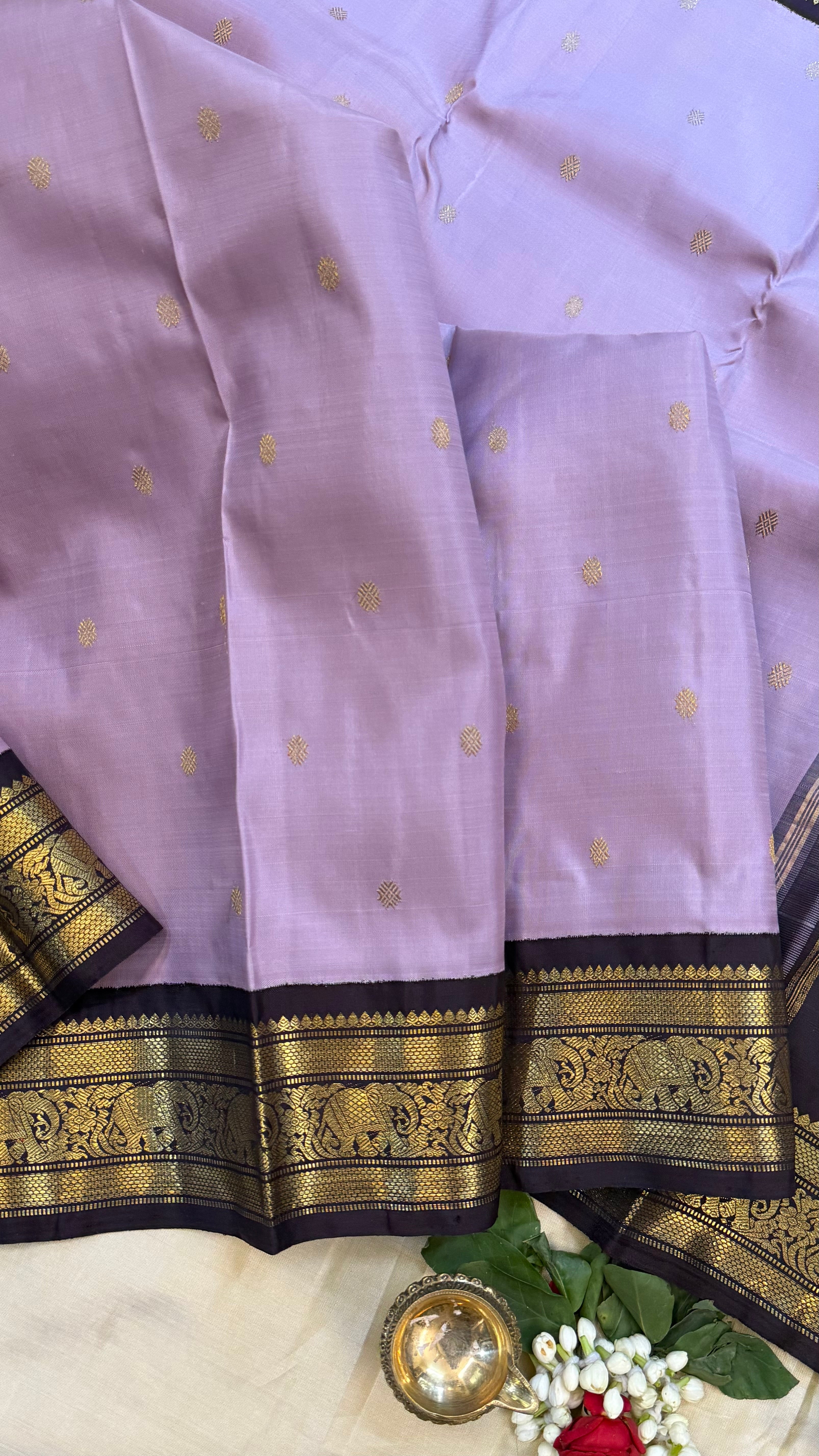 Light lavender (Lilac) and navalpazham border kai korvai/ kanjipuram silk