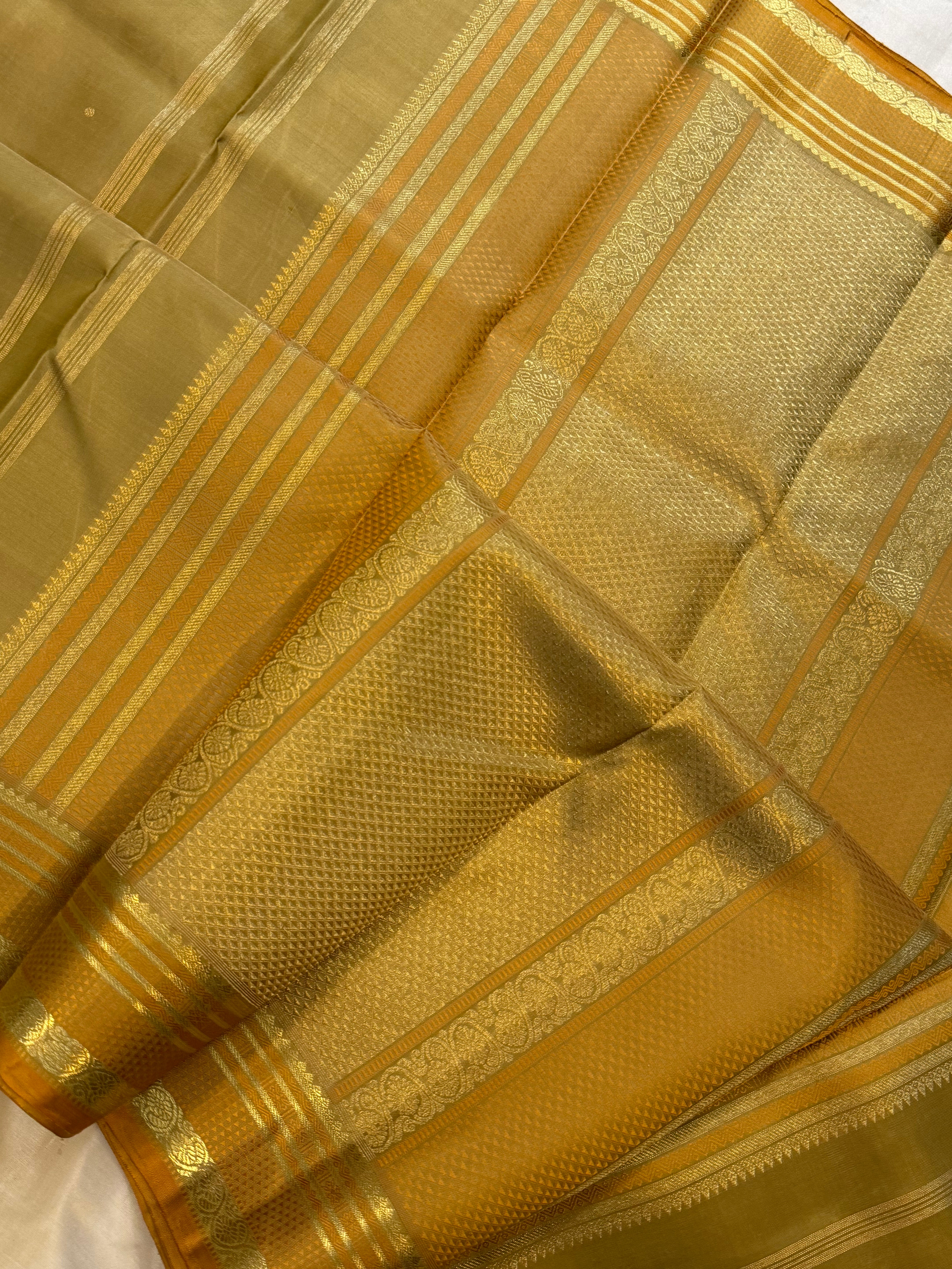 Light mehandi green colour pure Kanjipuram silk CL5789