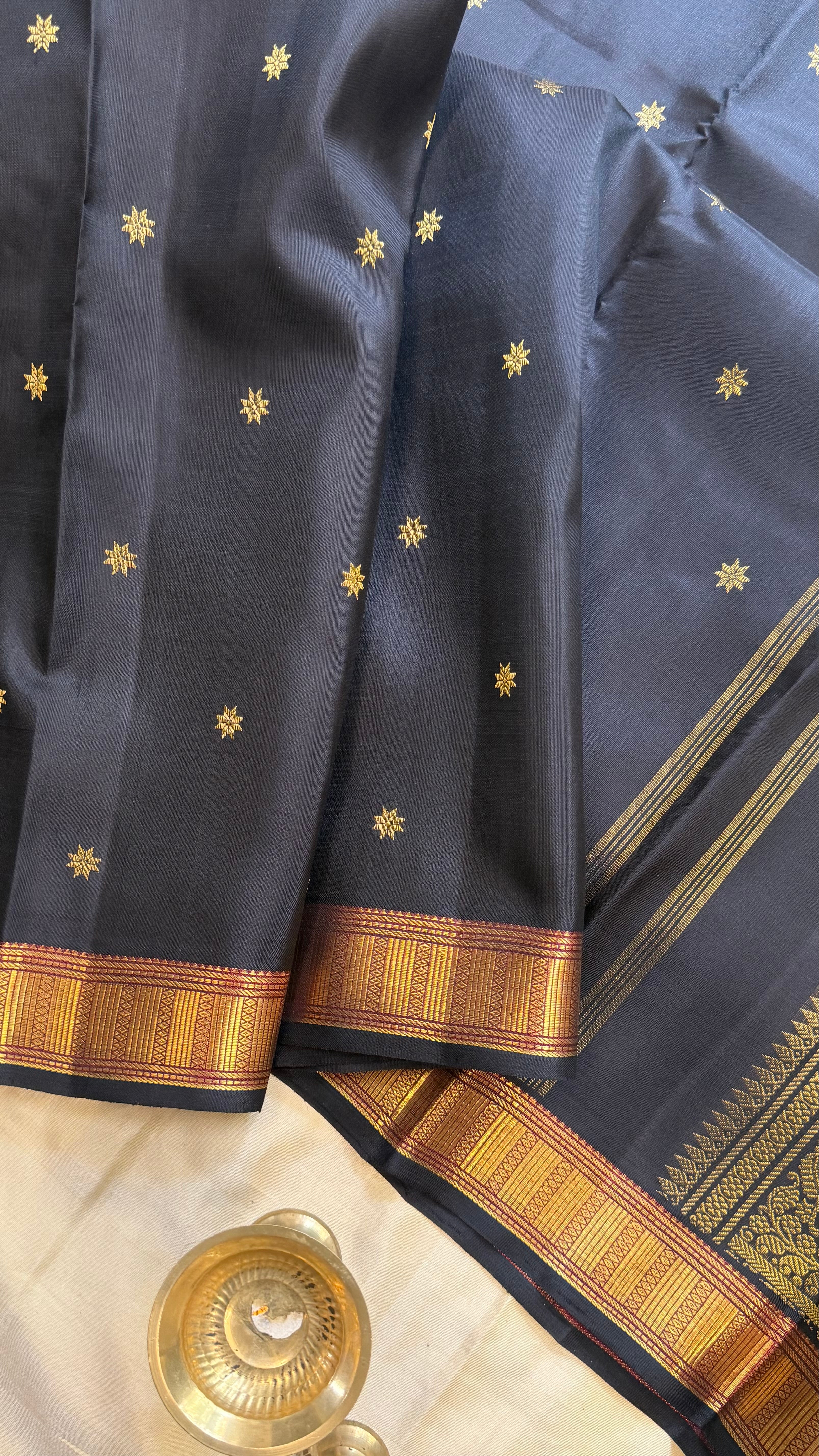 Vizhli: Black small border unique palla.  / Kanjipuram silk