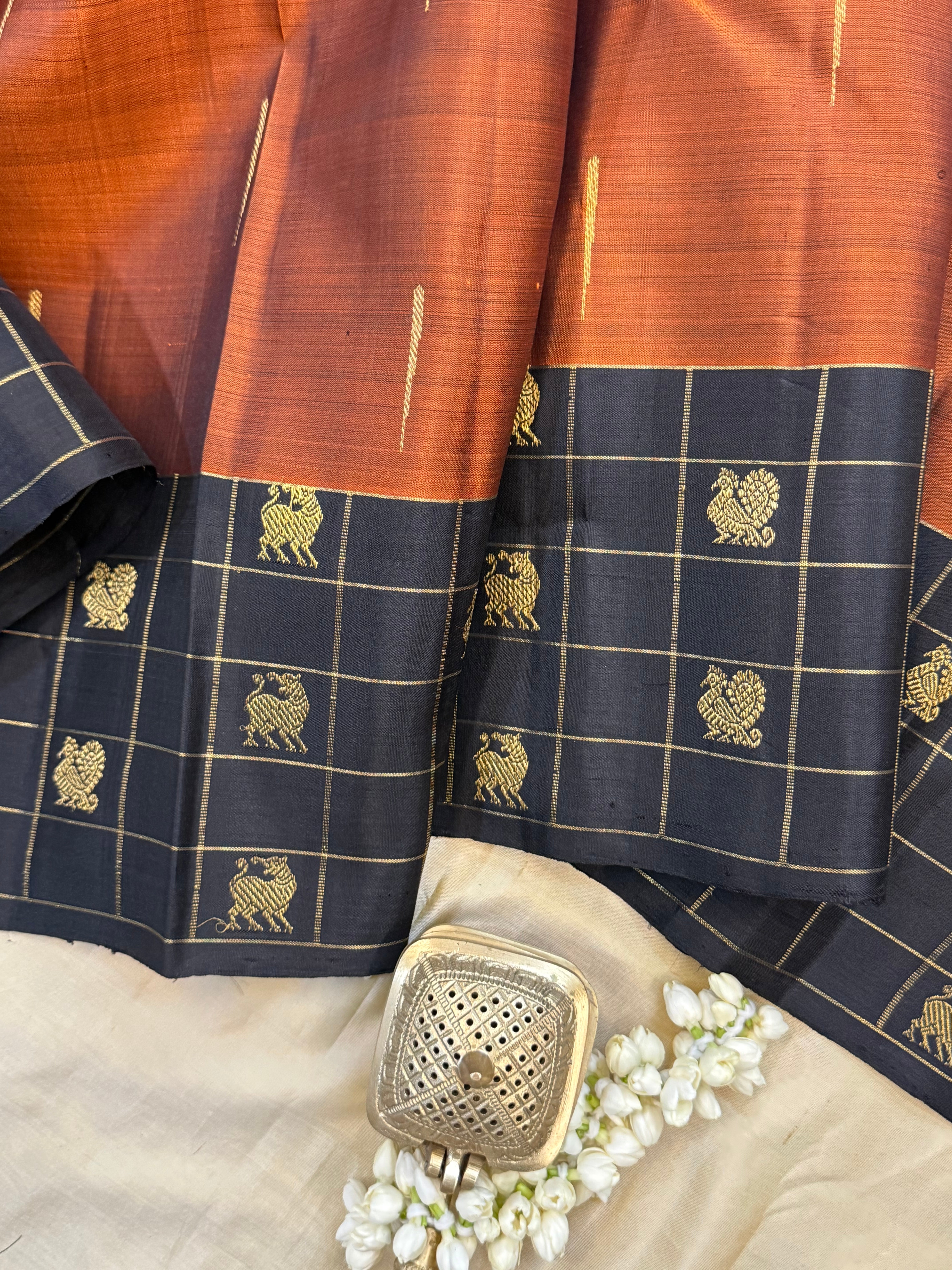 Rust malli moggu and black kattam border butta / Kanjipuram silk CL9998