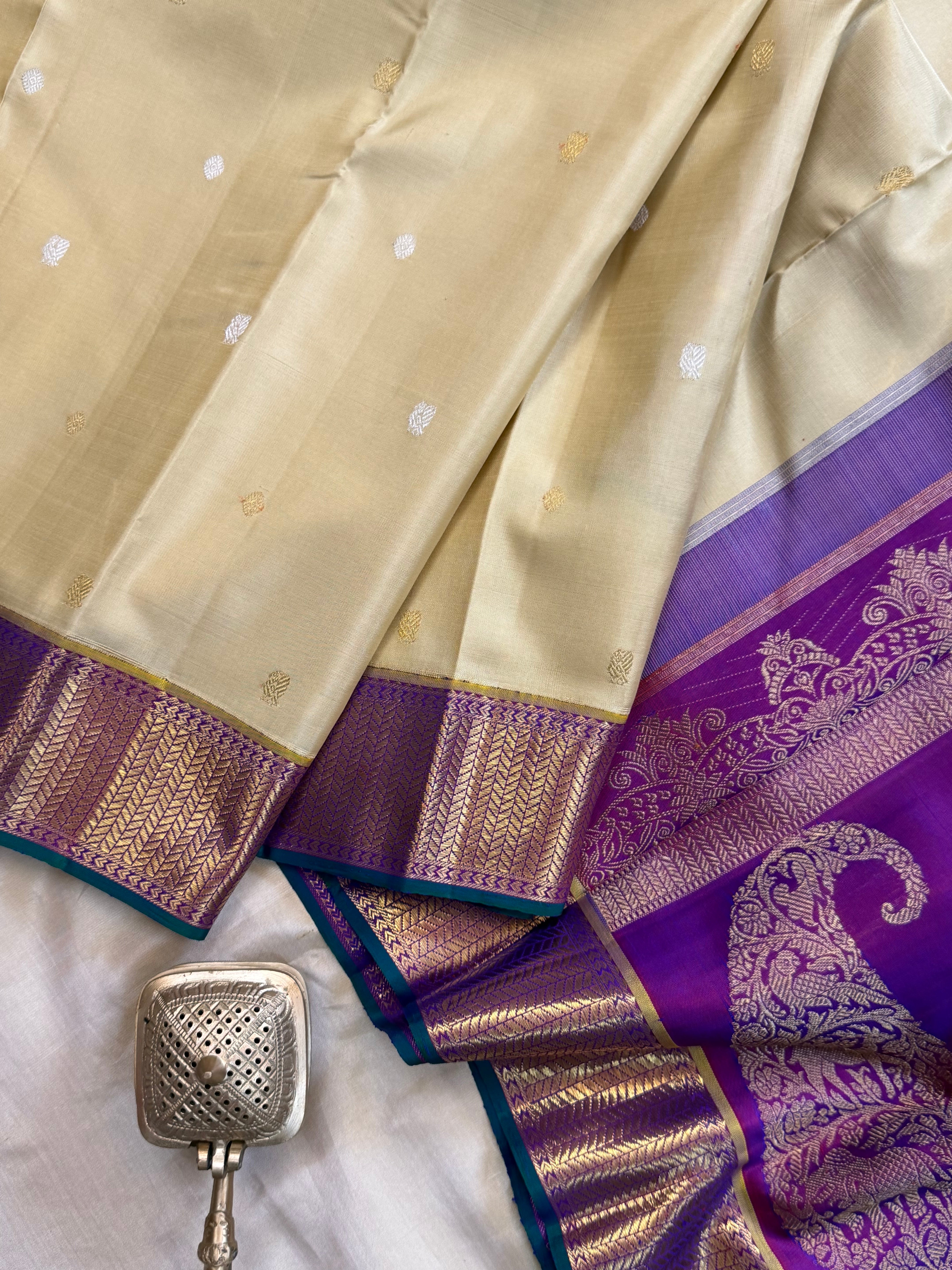 Onam collection: ivory thoranam pet Korvai / pure zari Kanjipuram silk