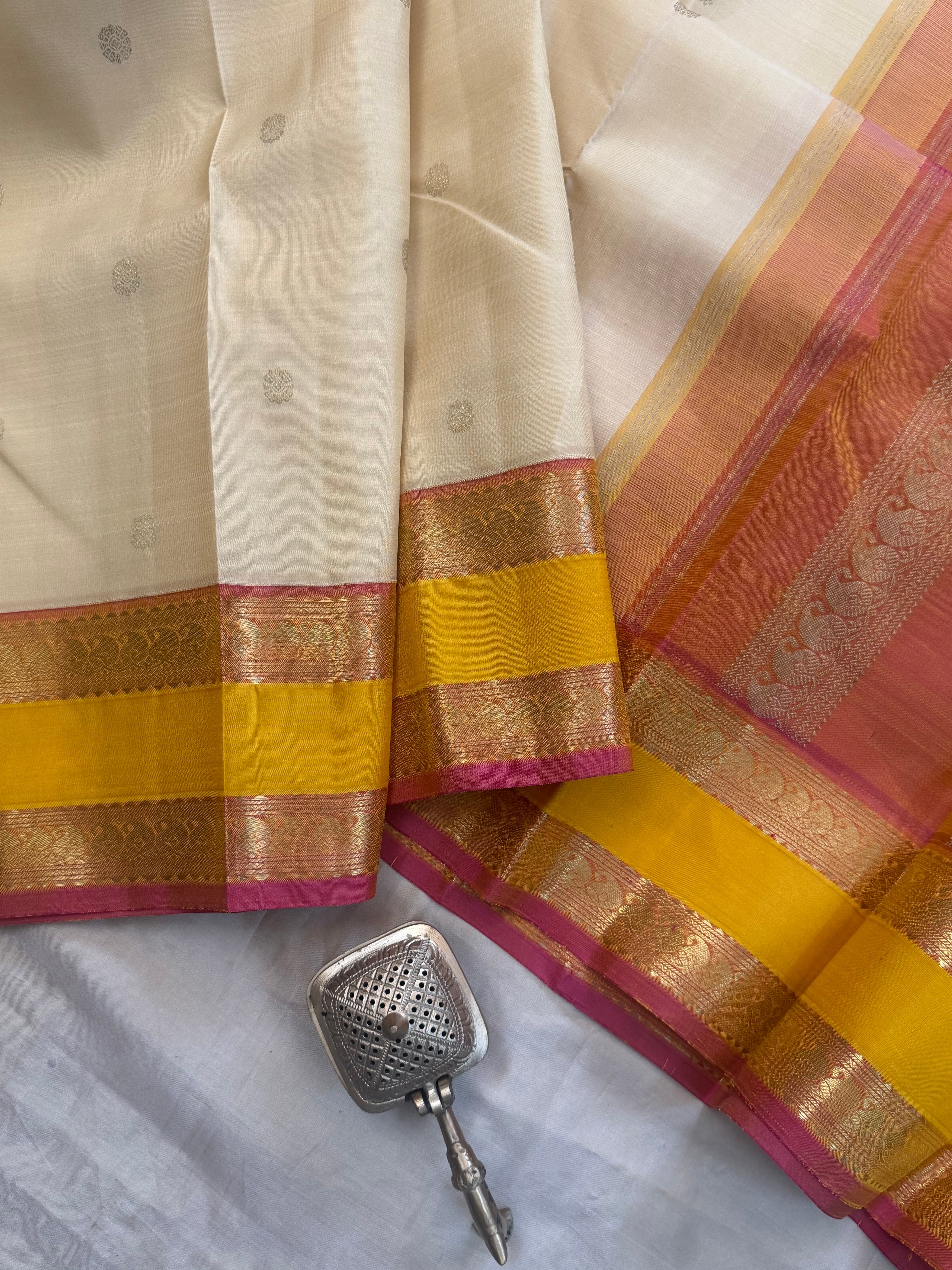 Onam collection:  cream retta pet Korvai / pure zari Kanjipuram silk