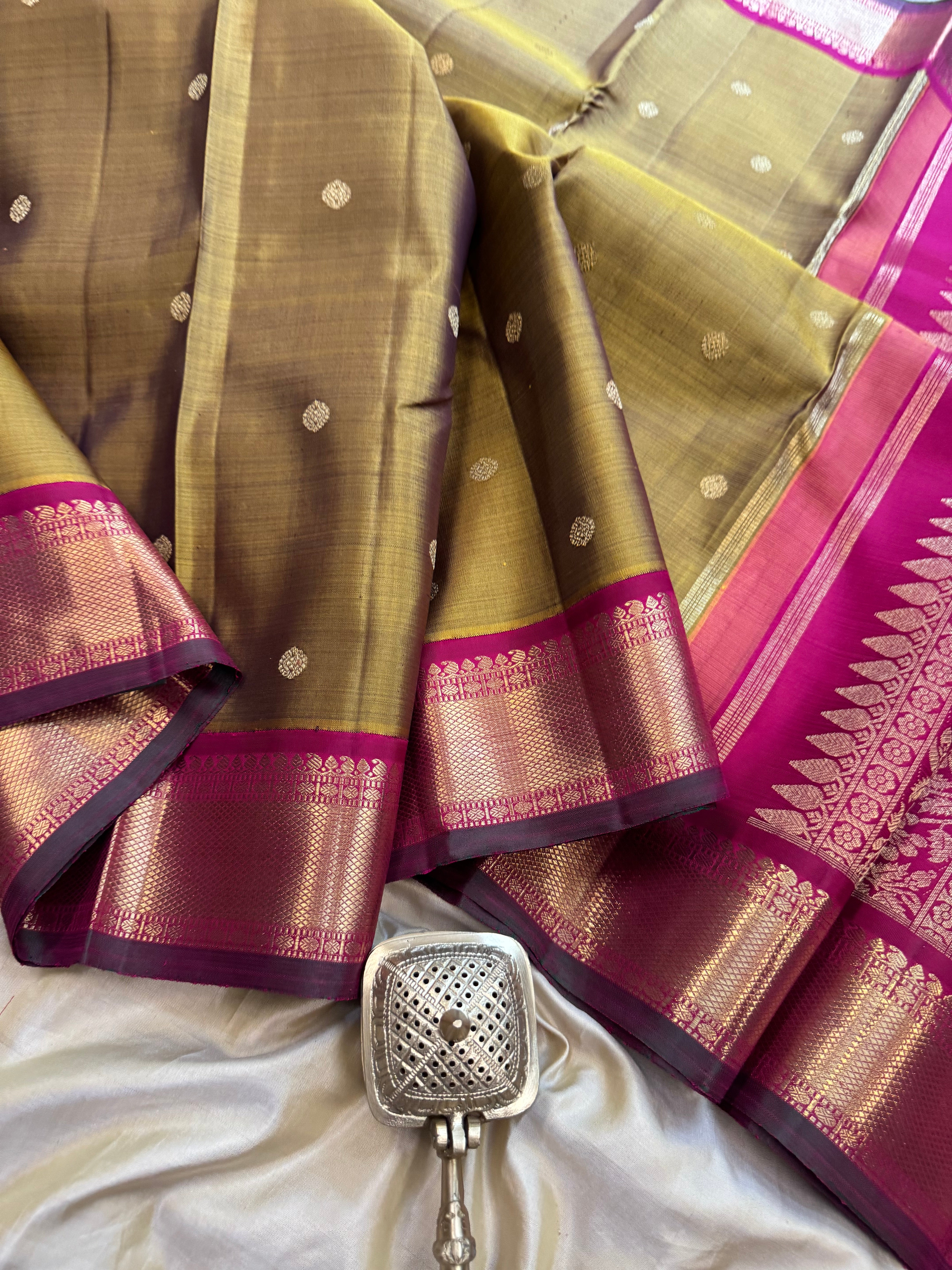 Deep Ponvandu kai korvai  : kanjipuram silk