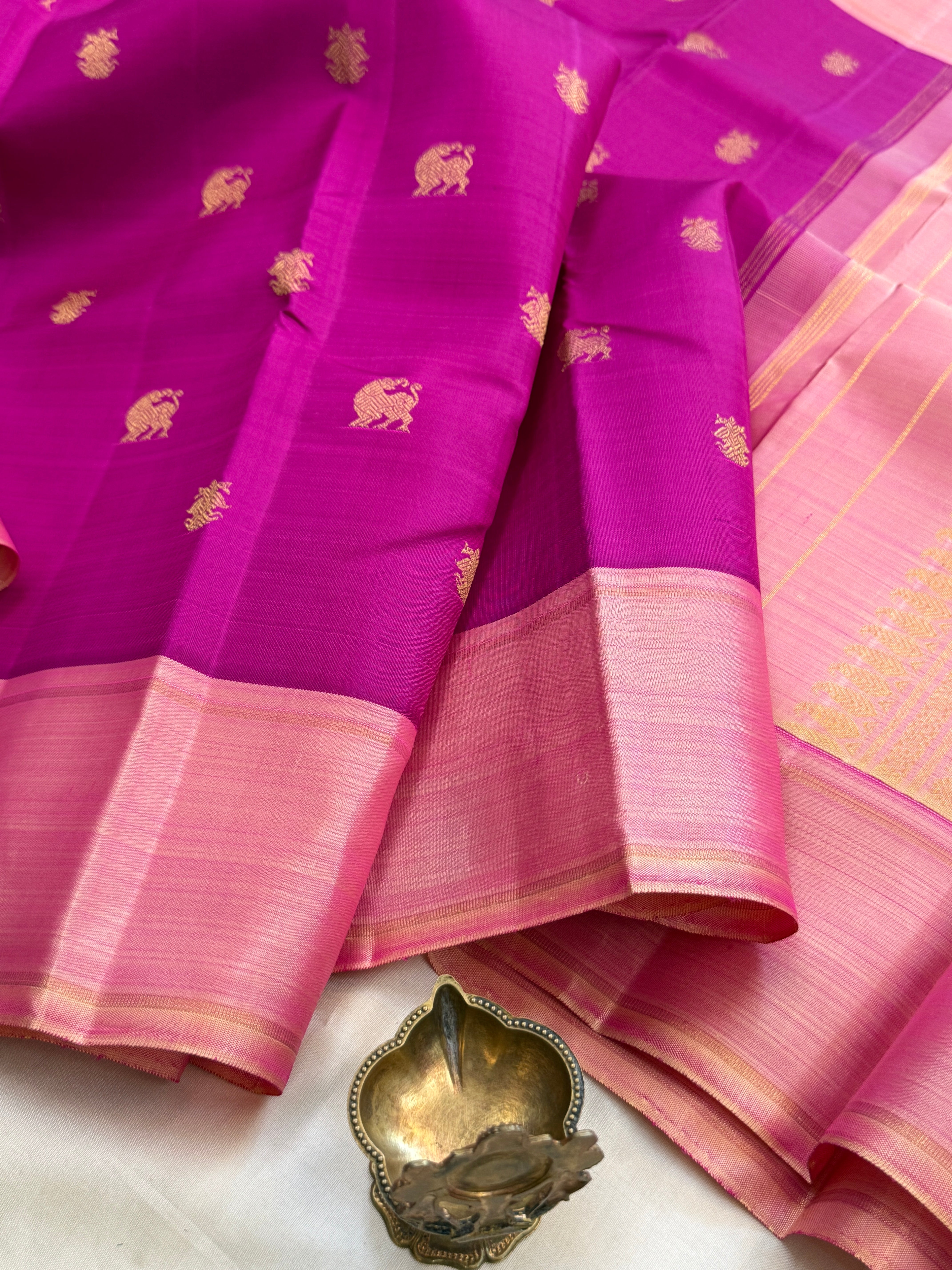 Magenta pink yazhli Butta body with Retta pay border/ Kanjipuram silk CLSA11224