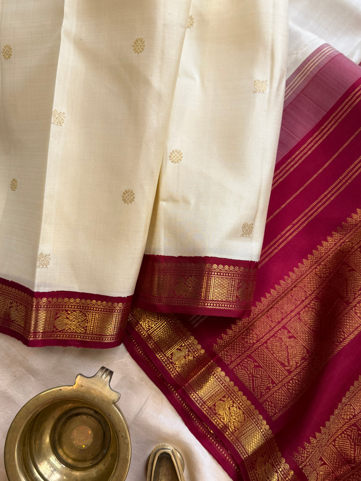 Off white Kai Korvai small pet  Kanjipuram silk