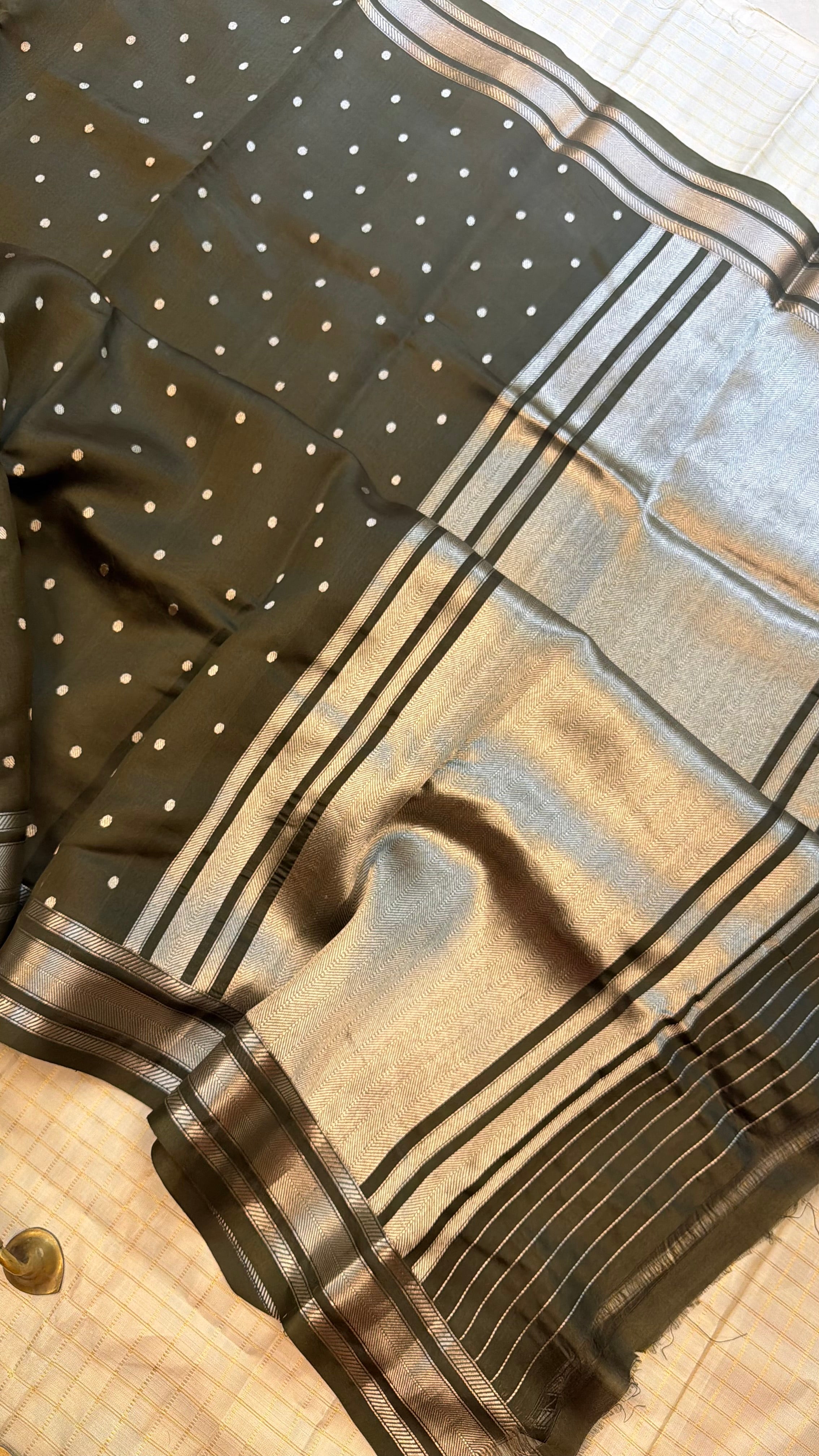 Jugnu hazari buti Nakkasi border Chanderi silk