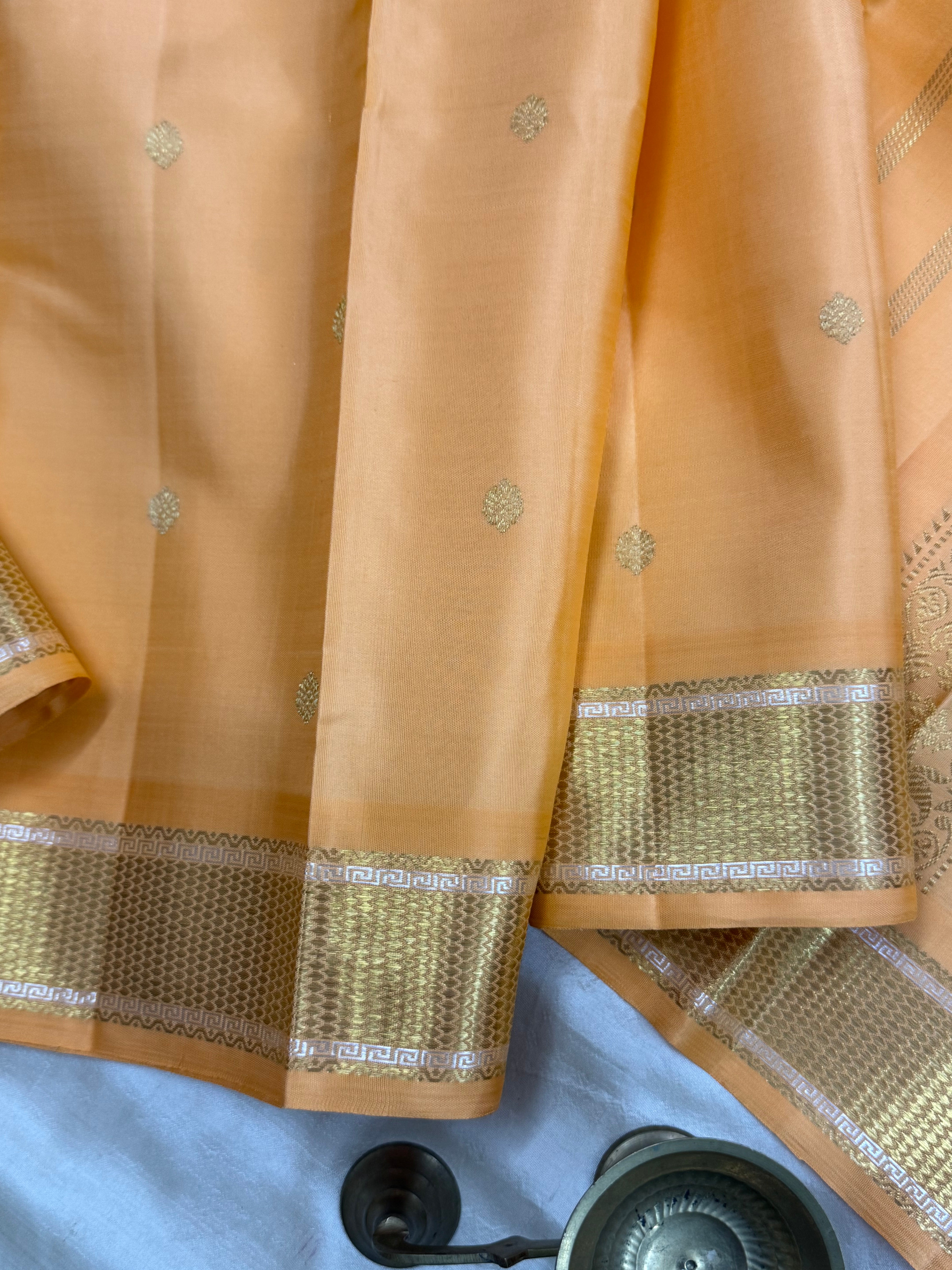 Master weaver - lite kanagabaram/ Kanjipuram silk