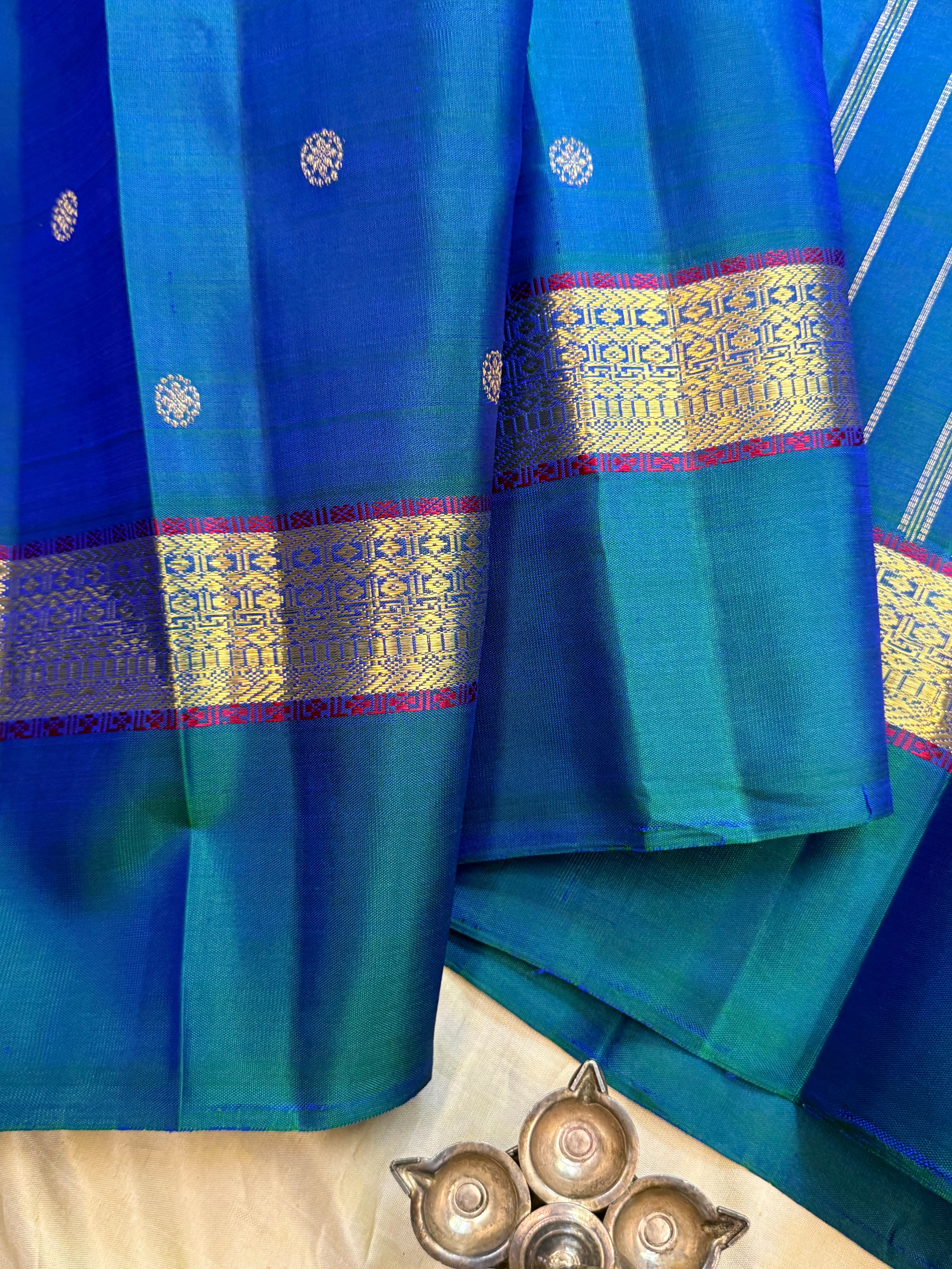 Mayilkazhuthu kaal erangina border / Kanjipuram silk