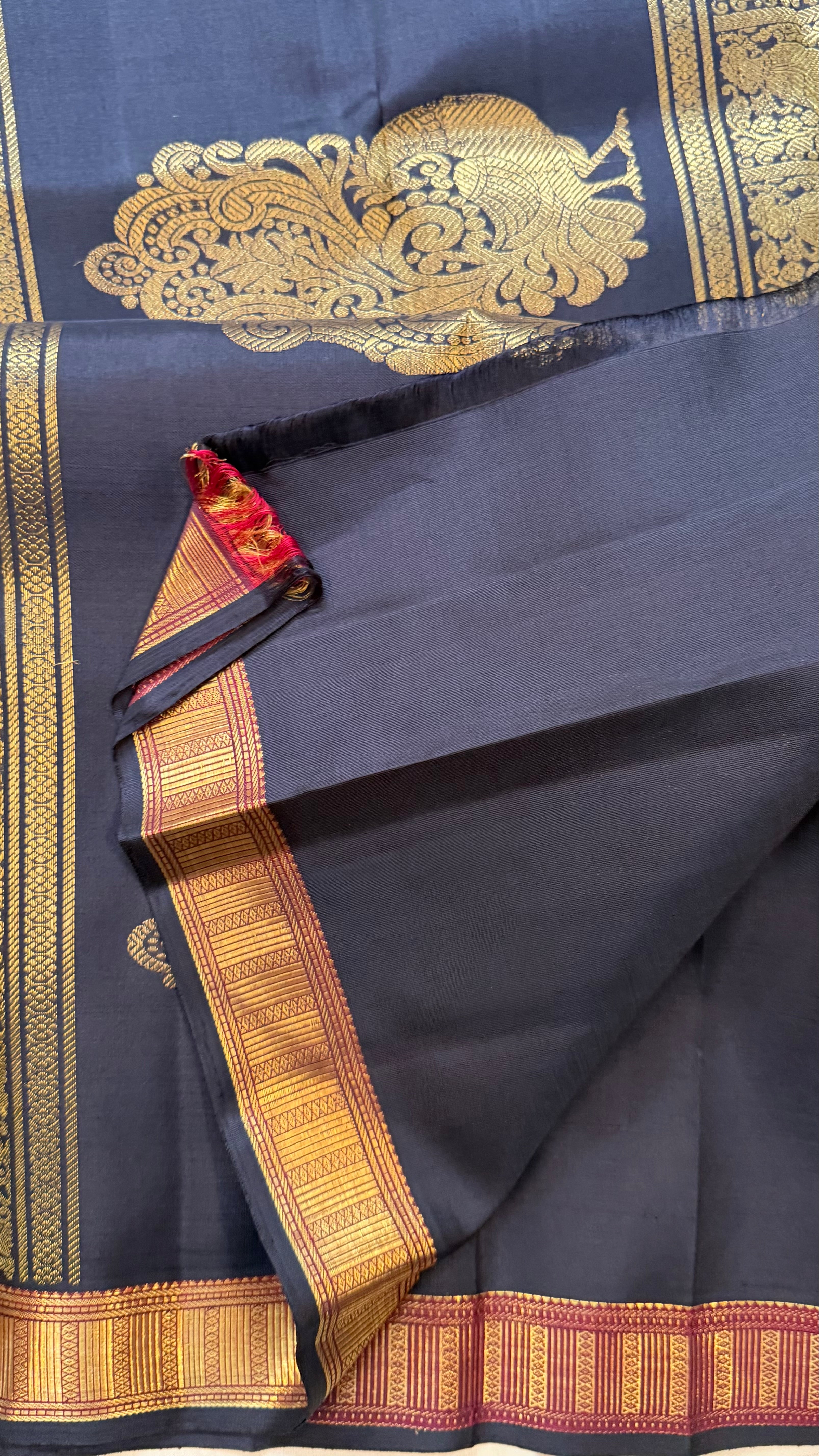Vizhli: Black small border unique palla.  / Kanjipuram silk