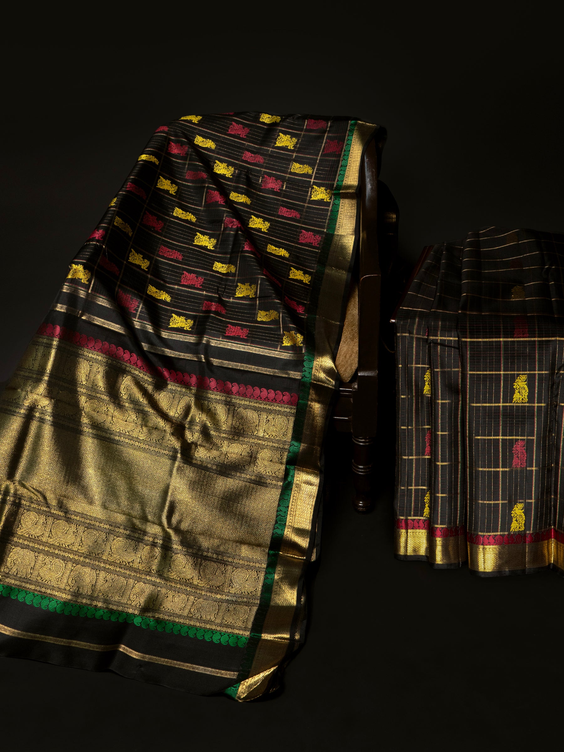 Black kattam thread butta  ganga jamuna border style/ Kanjipuram Saree